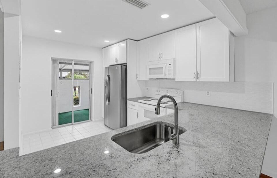 THE GROVE CONDOMINIUM SECTION 1 - Residential Lease