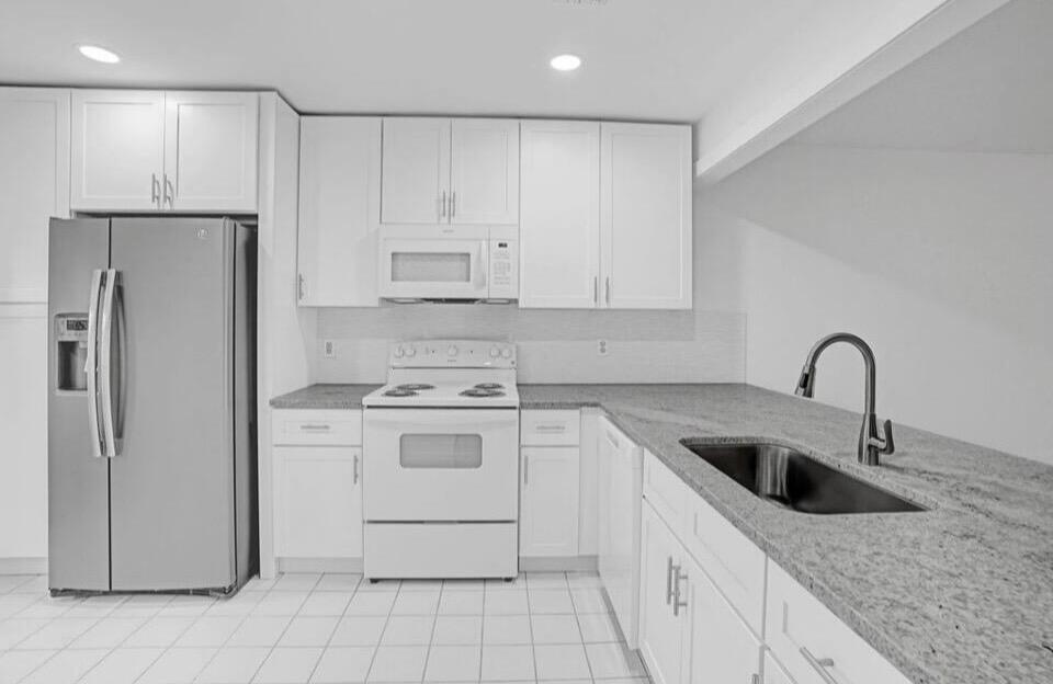 THE GROVE CONDOMINIUM SECTION 1 - Residential Lease