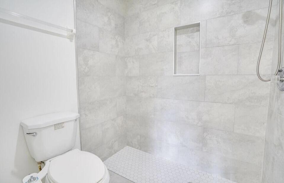 THE GROVE CONDOMINIUM SECTION 1 - Residential Lease