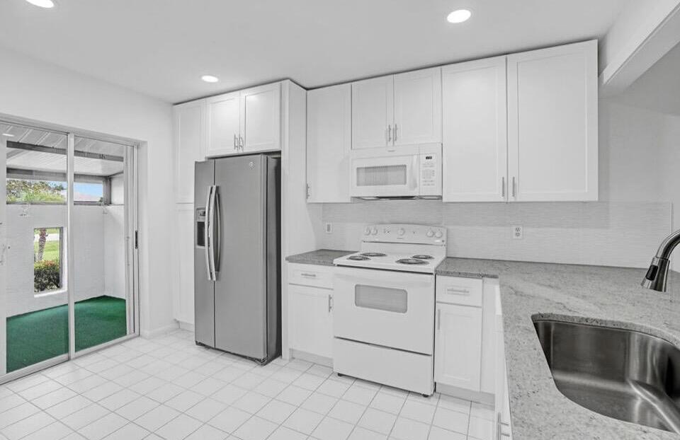 THE GROVE CONDOMINIUM SECTION 1 - Residential Lease
