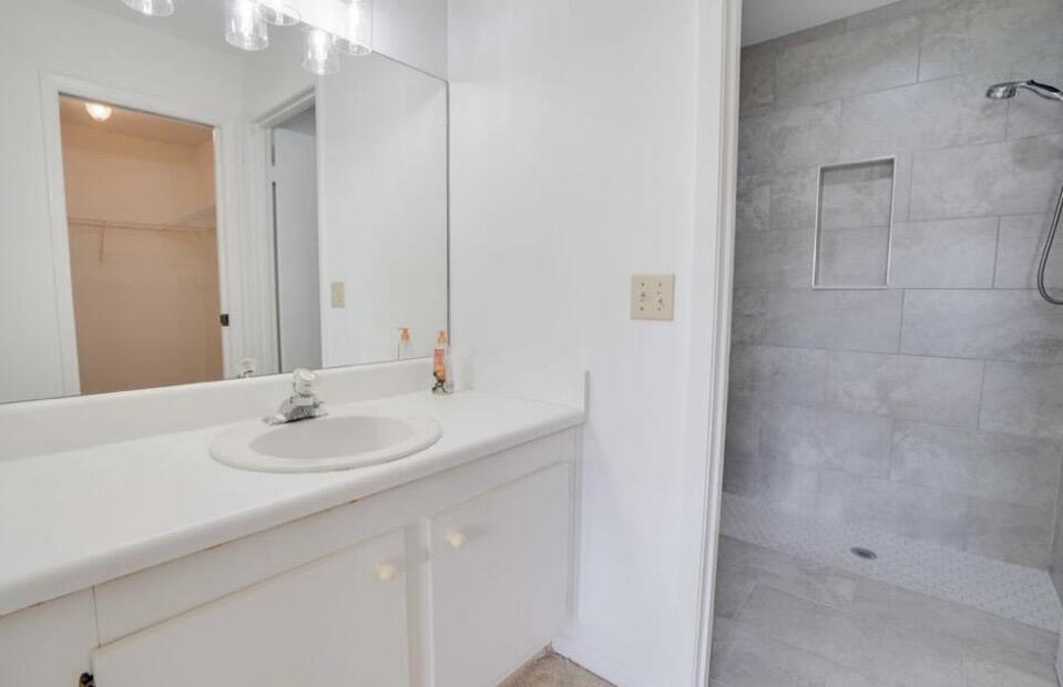 THE GROVE CONDOMINIUM SECTION 1 - Residential Lease