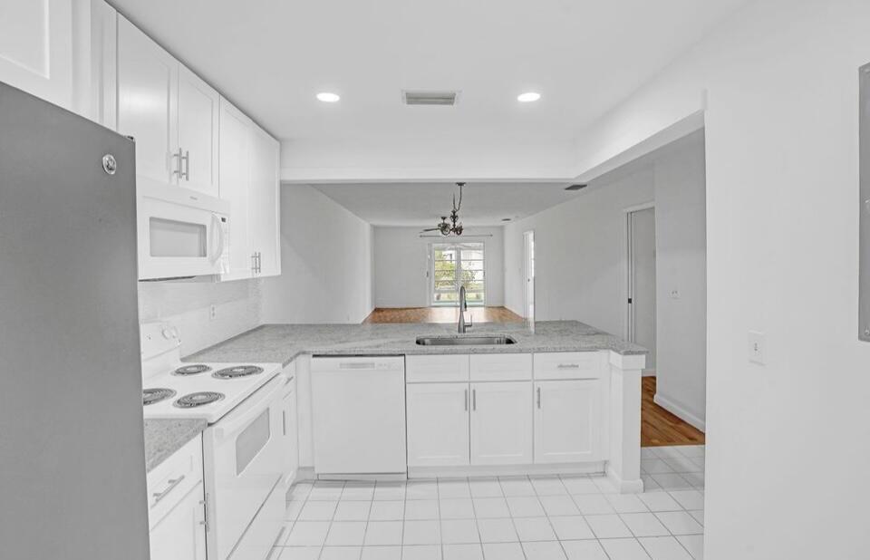 THE GROVE CONDOMINIUM SECTION 1 - Residential Lease