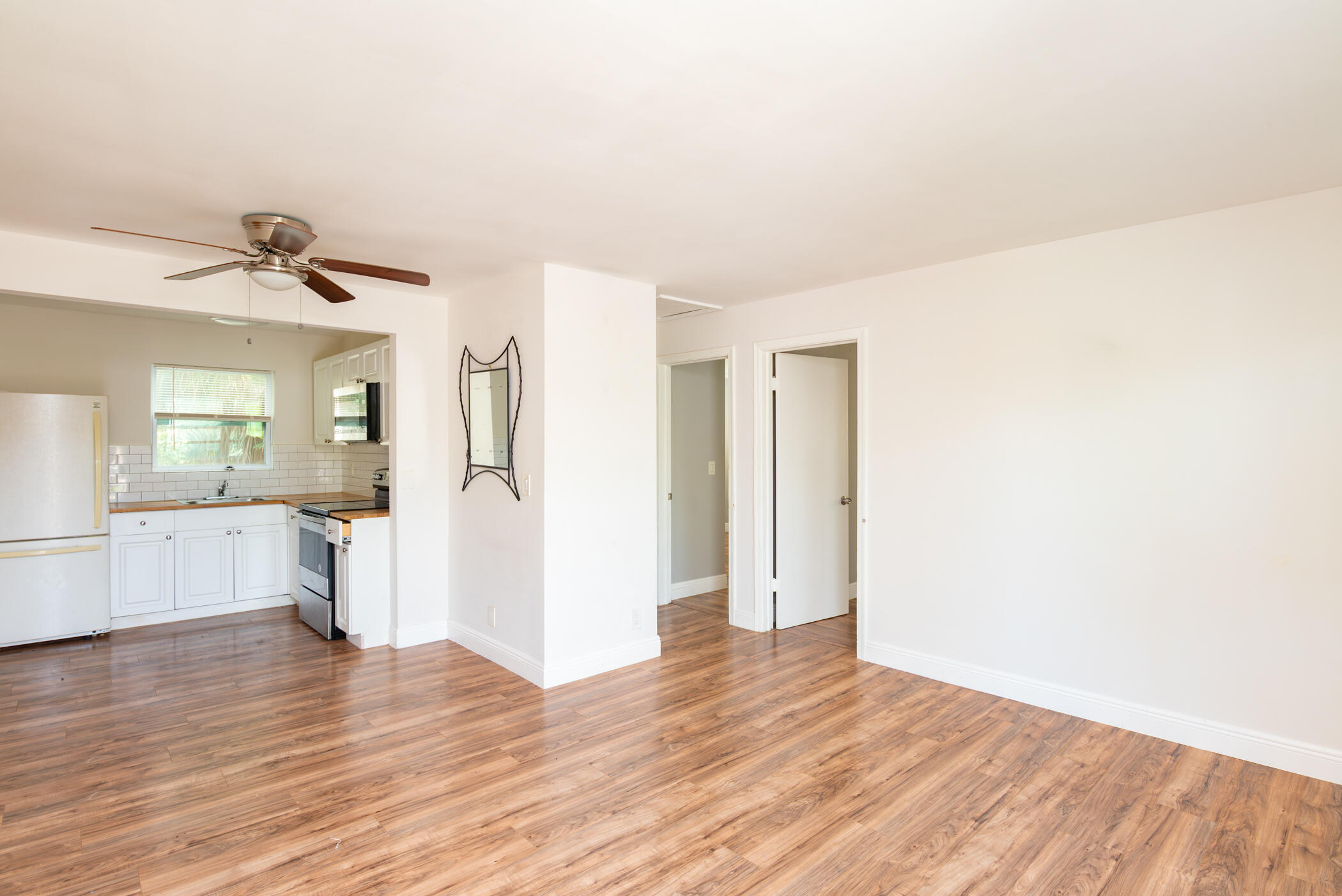 Charming 2-bedroom, 1-bathroom unit located in the heart of Delray Beach. Enjoy convenient access to downtown Delray, beautiful beaches, shopping, dining, entertainment, and major roadways. This well-positioned rental offers comfortable living in one of South Florida's most desirable coastal communities.