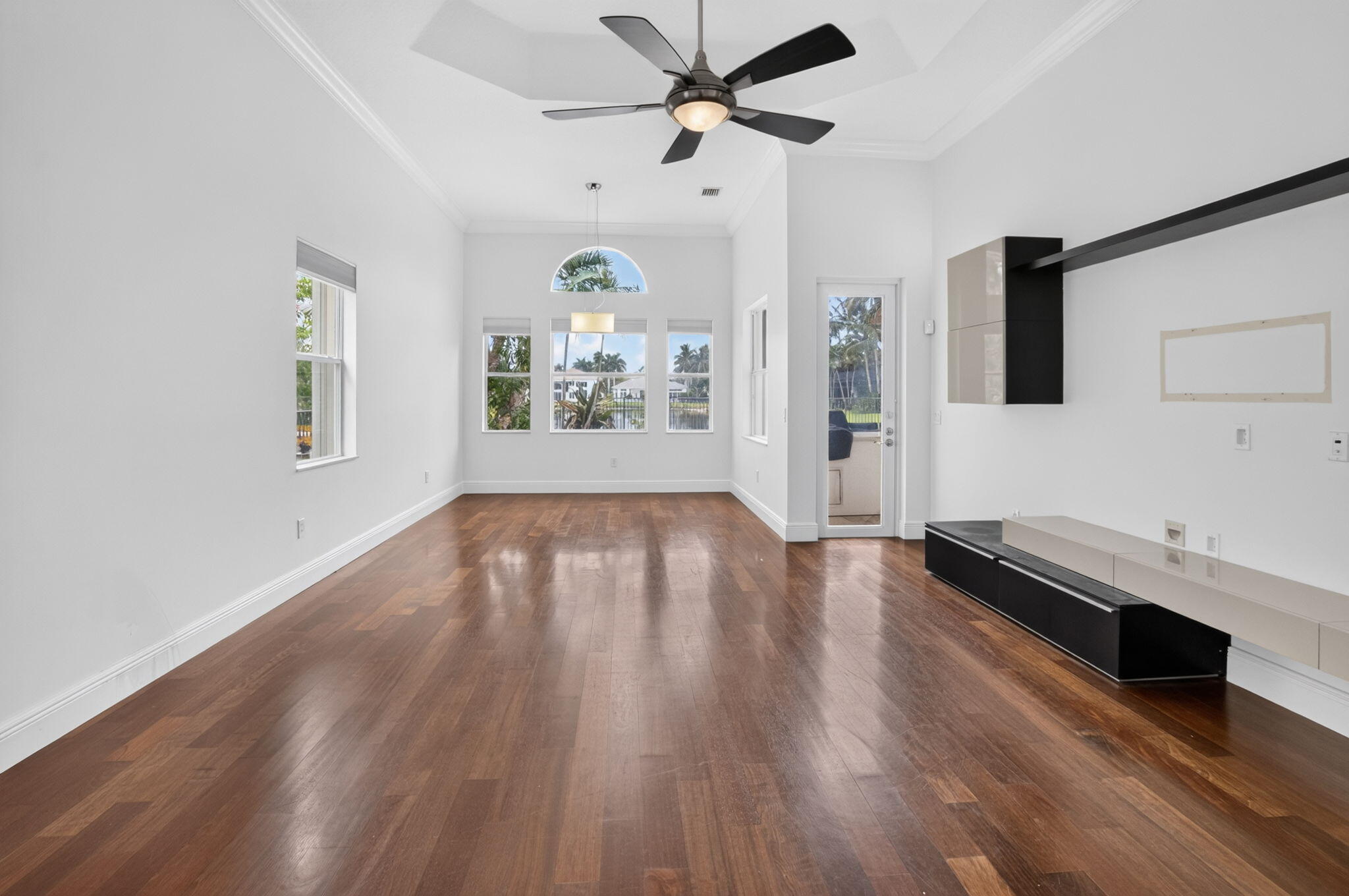 SATURNIA ISLES - Residential Lease