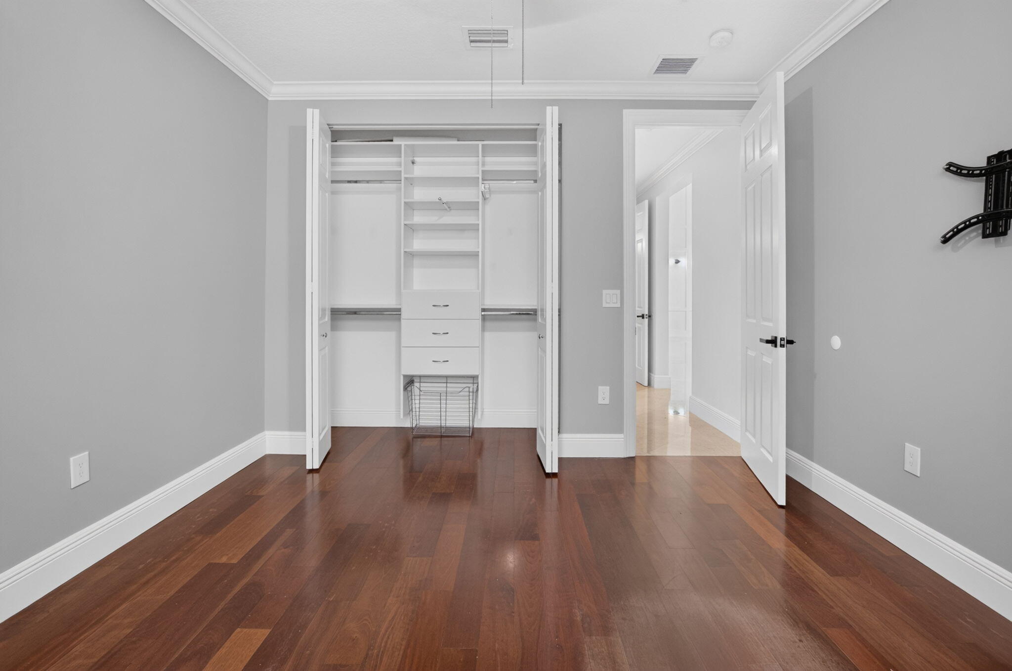 SATURNIA ISLES - Residential Lease