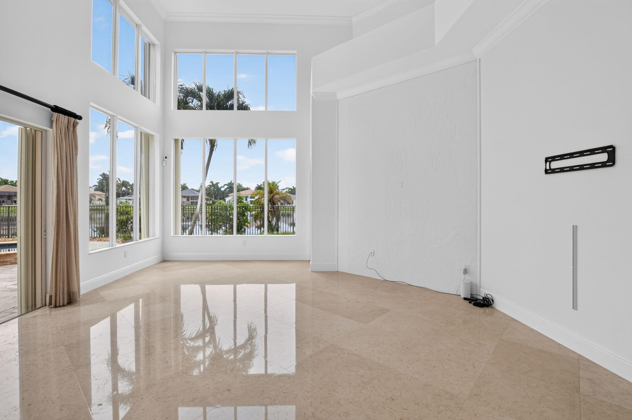 SATURNIA ISLES - Residential Lease