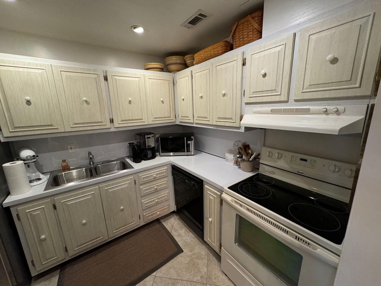 BAY COLONY CLUB CONDO - Residential Lease