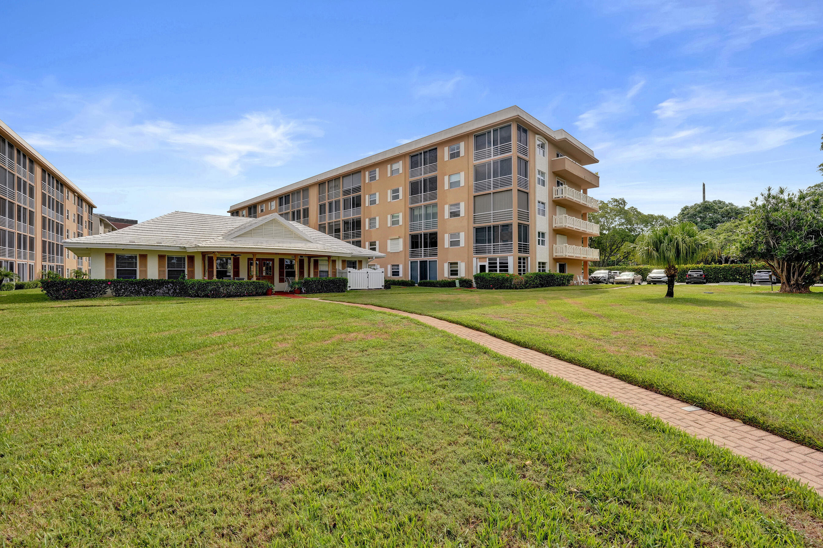 WATERWAY EAST CONDOS - Residential