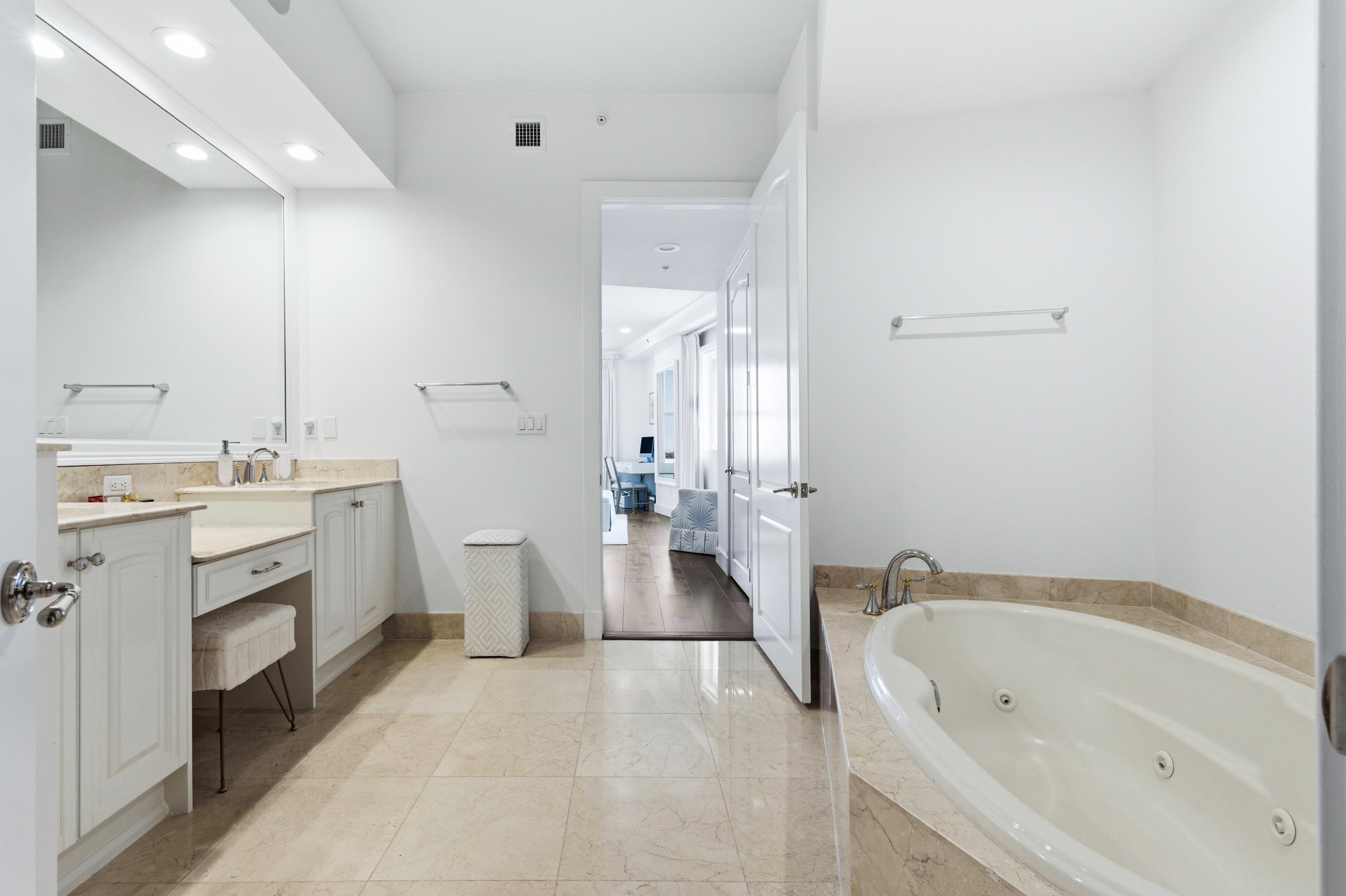 ESPLANADE GRANDE CONDO - Residential