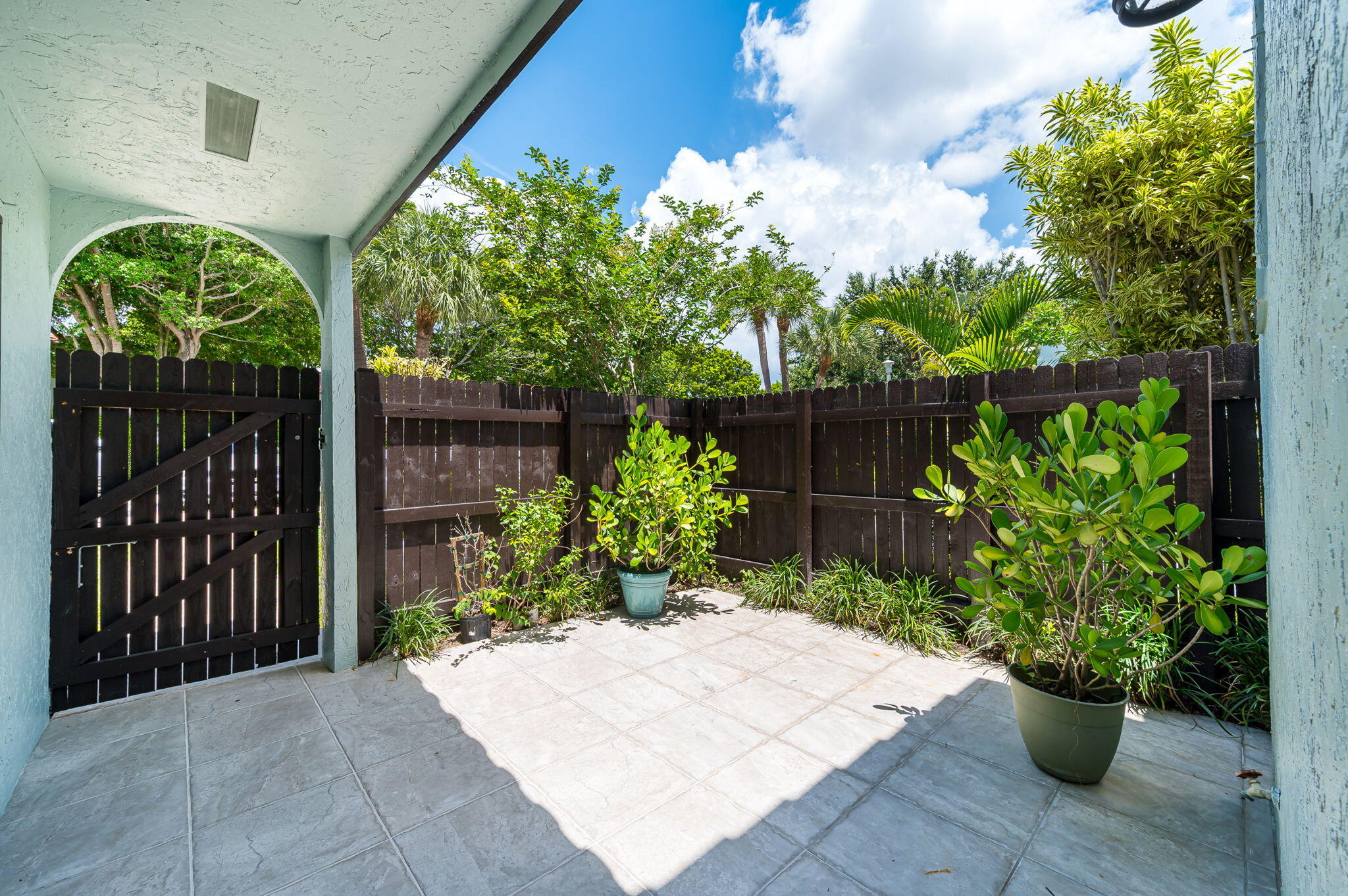 PINEAPPLE WALK 1 - Residential