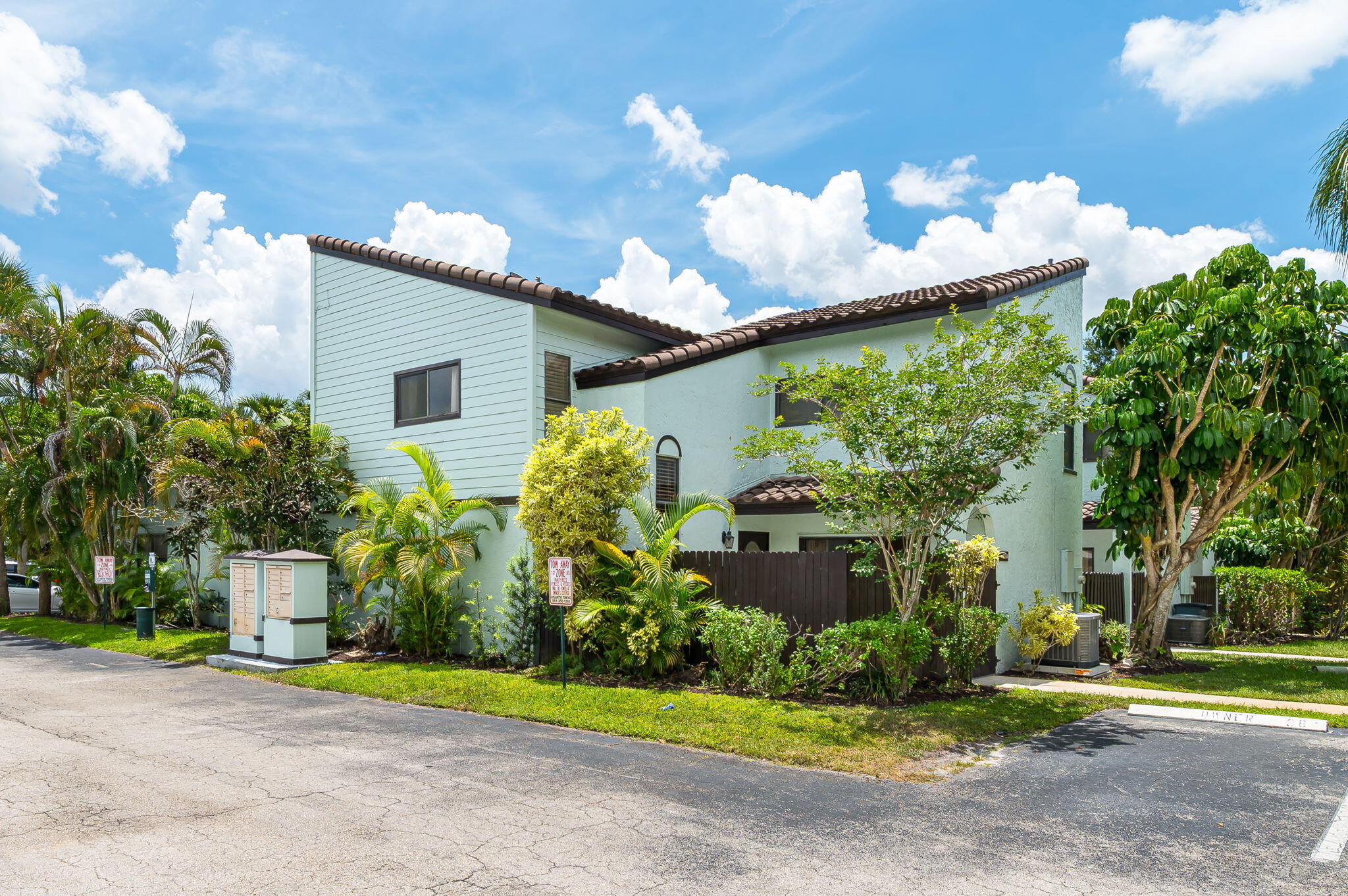 PINEAPPLE WALK 1 - Residential
