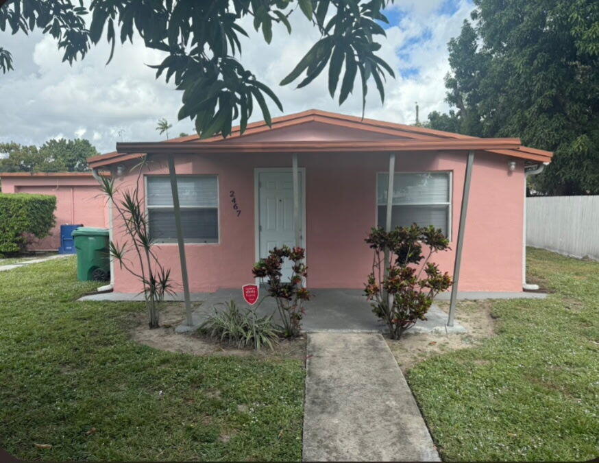 Discover this single-story duplex located in the Oxford Park community of Miami, offering 990 square feet of finished living space. This property presents an excellent opportunity for investors or owner-occupants seeking a compact residential investment in a established area. The efficient layout maximizes the available square footage to provide functional living quarters. Situated in Miami, this duplex combines accessibility with practical design, making it a sound real estate choice.Please do not disturb tenants. Showings by appointment only.