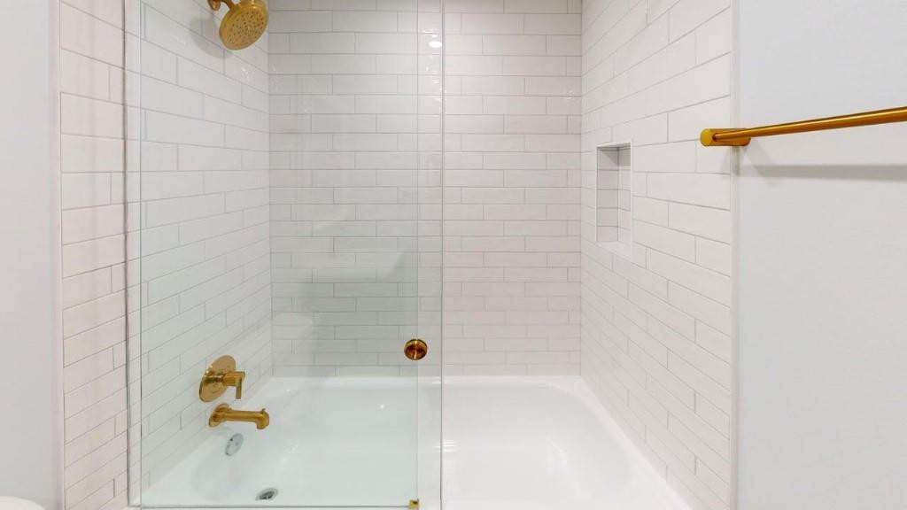 LINTON WOODS CONDO - Residential Lease