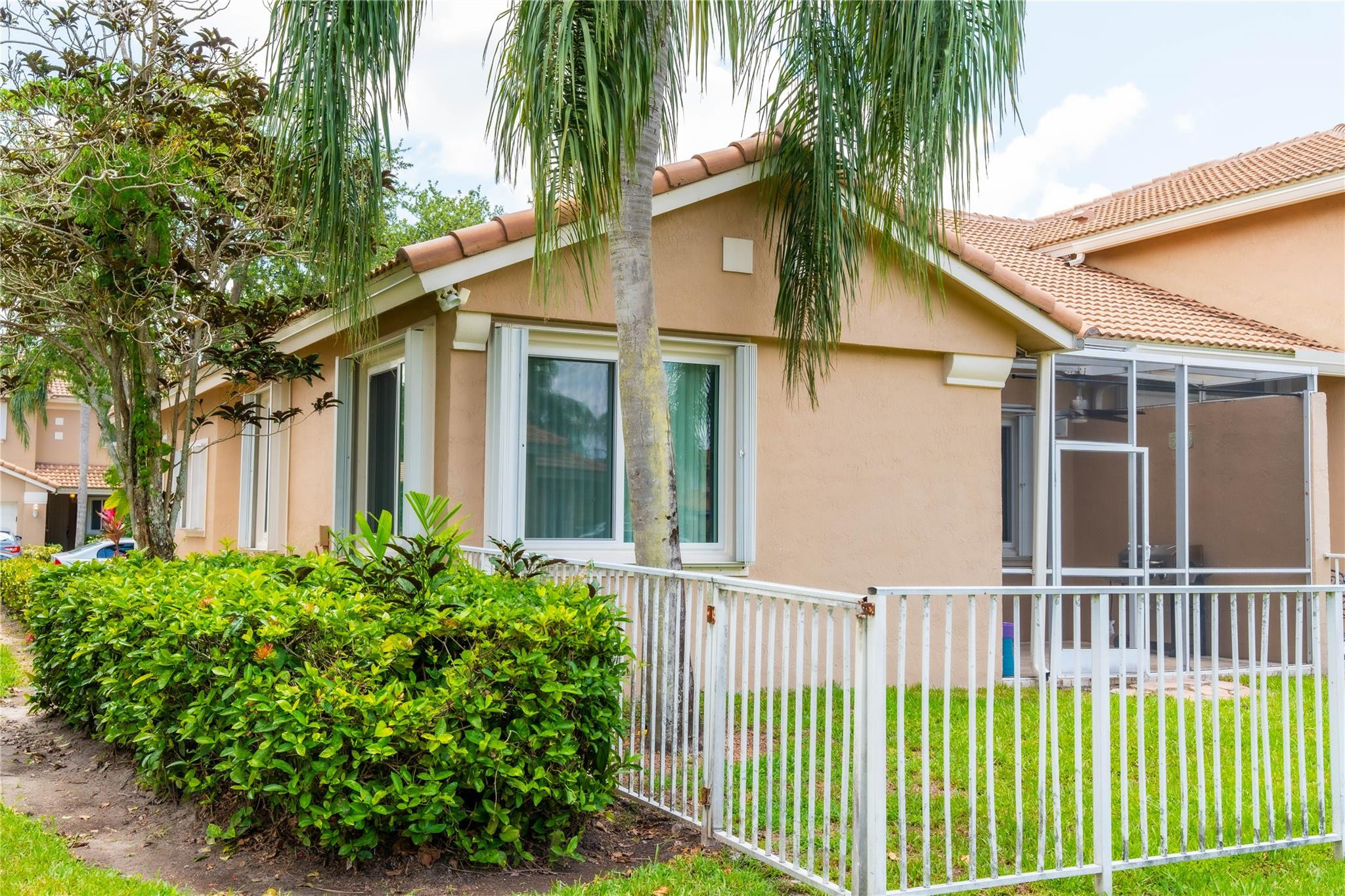 HOLLYWOOD LAKES COUNTRY CLUB AND - Residential