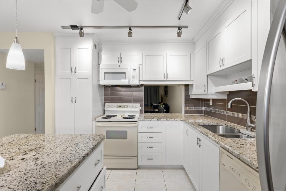 LAKES OF CARRIAGE HILLS - Residential