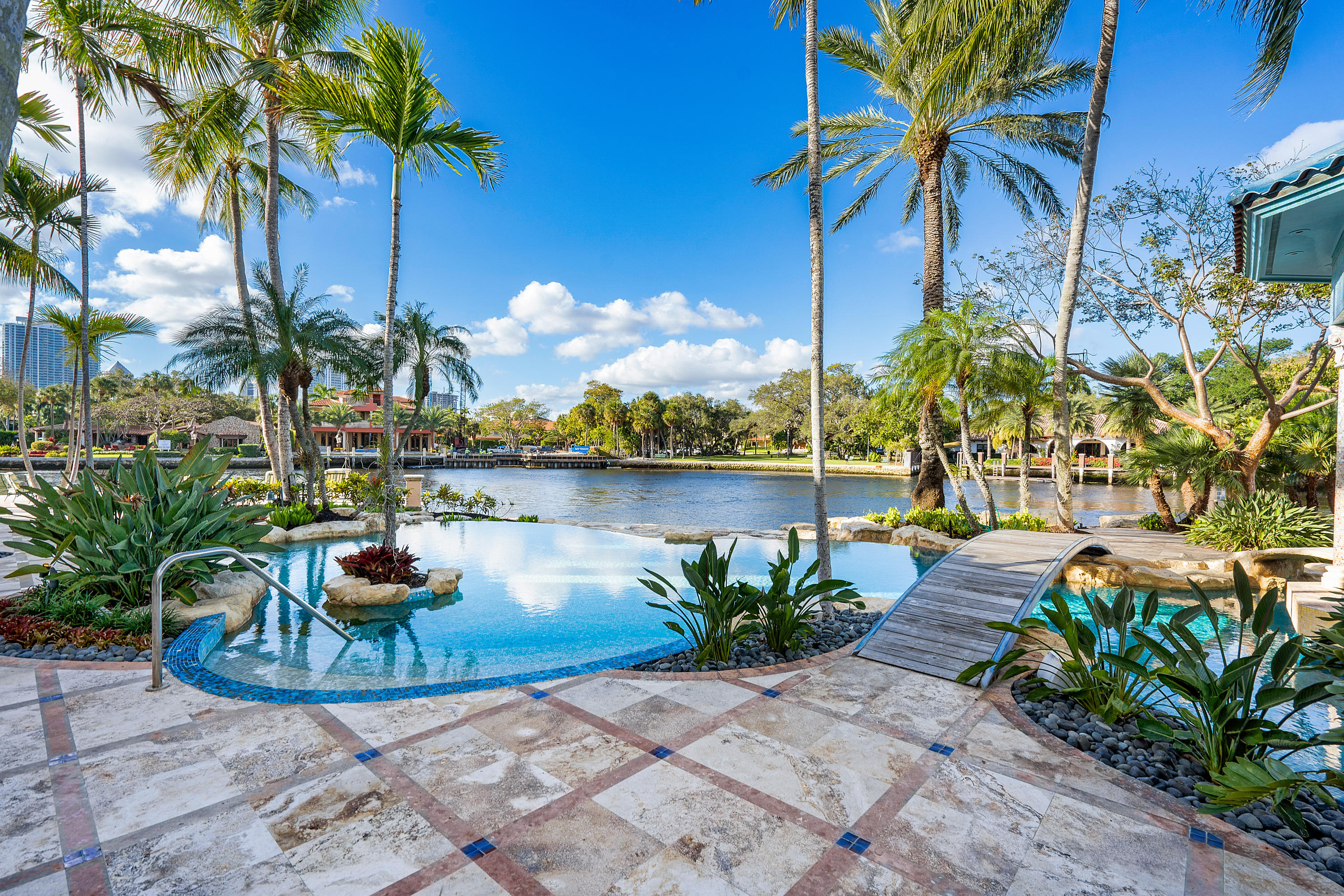 RIO VISTA ISLES - Residential