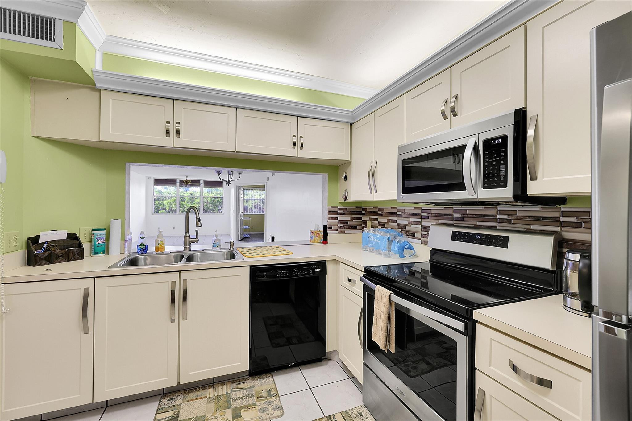 55+ COMMUNITY  IN THE SOUGHT AFTER SUNRISE LAKES PHASE IV, 2/2, LIDO MODEL ON THE TOP FLOOR!  LOOK NO FURTHER, BRING YOUR BUYER LOOKING FOR GREAT VALUE.  GARDEN AND WATER VIEWS FROM THE EXTENDED FLORIDA ROOM ON THE GOLF COURSE, PICTURESQUE VIEWS AND HURRICANE SHUTTERS.  TILE AND LAMINATE FLOORING, NICE KITCHEN WITH STAINLESS STEEL APPLIANCES.  ONE OF THE FEW MODELS WITH A SEPERATE LAUNDRY ROOM.  JUST LISTED!  WON'T LAST.  MAIN CLUBHOUSE INCLUDES; SAUNAS, BBQ, PICNIC AREAS, BILLIARDS, THEATER, CABANAS, COURTESY BUSSES TO STORES AND SAWGRASS MILLS MALL, INDOOR AND OUTDOOR POOLS AND FITNESS ROOM.