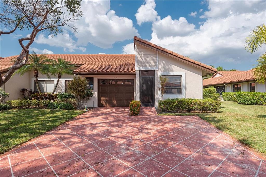 Lovely, corner 2/2 villa in Huntington Pointe! This home has an updated kitchen, has tile flooring throughout and has been well-maintained. Laundry room inside unit. Huntington Pointe is 24//7 guard gated 55+ community. There are 4 outdoor pools an indoor pool, gym, billiard room, card rooms, pickle ball, bocce and tennis. Plenty or organized activities and clubs. The clubhouse is currently under renovation. Lovely, corner 2/2 villa in Huntington Pointe! This home has an updated kitchen, has tile flooring throughout and has been well-maintained. Laundry room inside unit. Huntington Pointe is 24//7 guard gated 55+ community. There are 4 outdoor pools an indoor pool, gym, billiard room, card rooms, pickle ball, bocce and tennis. Plenty or organized activities and clubs. The clubhouse is currently under renovation.