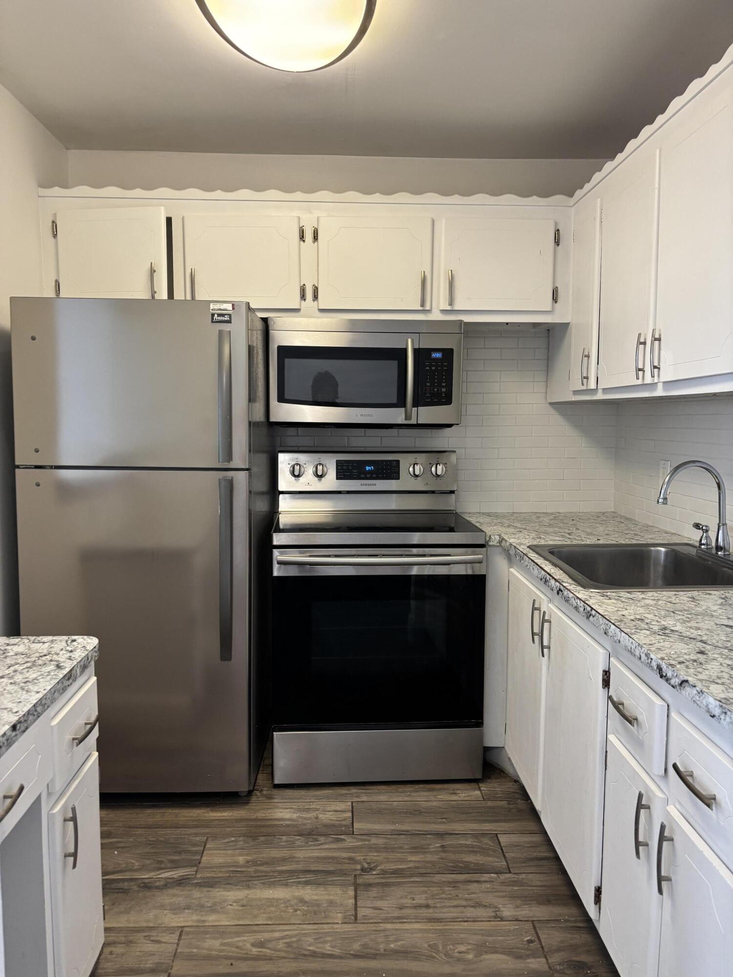 GREAT OPPORTUNITY TO LIVE IN THIS LOVELY 55 PLUS COMMUNITY. THIS ONE BEDROOM, 1 BATHROOM FEATURES  RENOVATED KITCHEN AND BATHROOM, CERAMIC FLOORS AND  BRIGHT ROOMS. YOU CAN ENJOY ALL THE AMENITIES SUCH AS 12 SWIMMING POOLS, TENNIS COURTS, BOATING, FITNESS FACILITY  A GREAT CLUBHOUSE WITH SHOWS AND MUCH MORE. DO NOT MISS OUT ON THE FABULOUS OPPORTUNIITY FOR SUCH A GREAT PRICE!!!