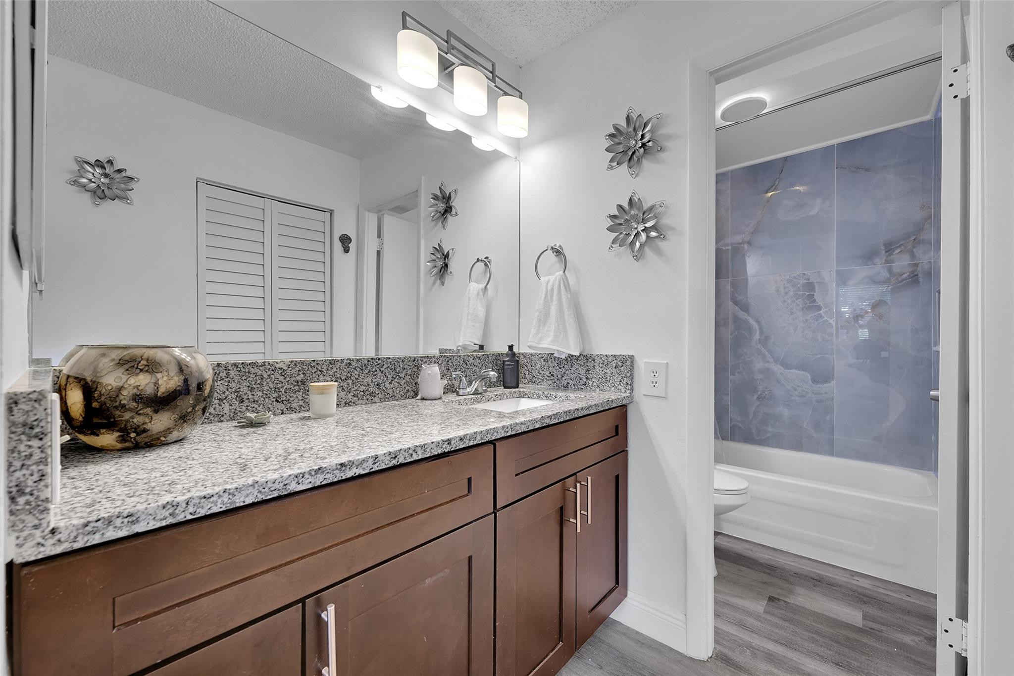 LIME BAY CONDOMINIUM 4 - Residential