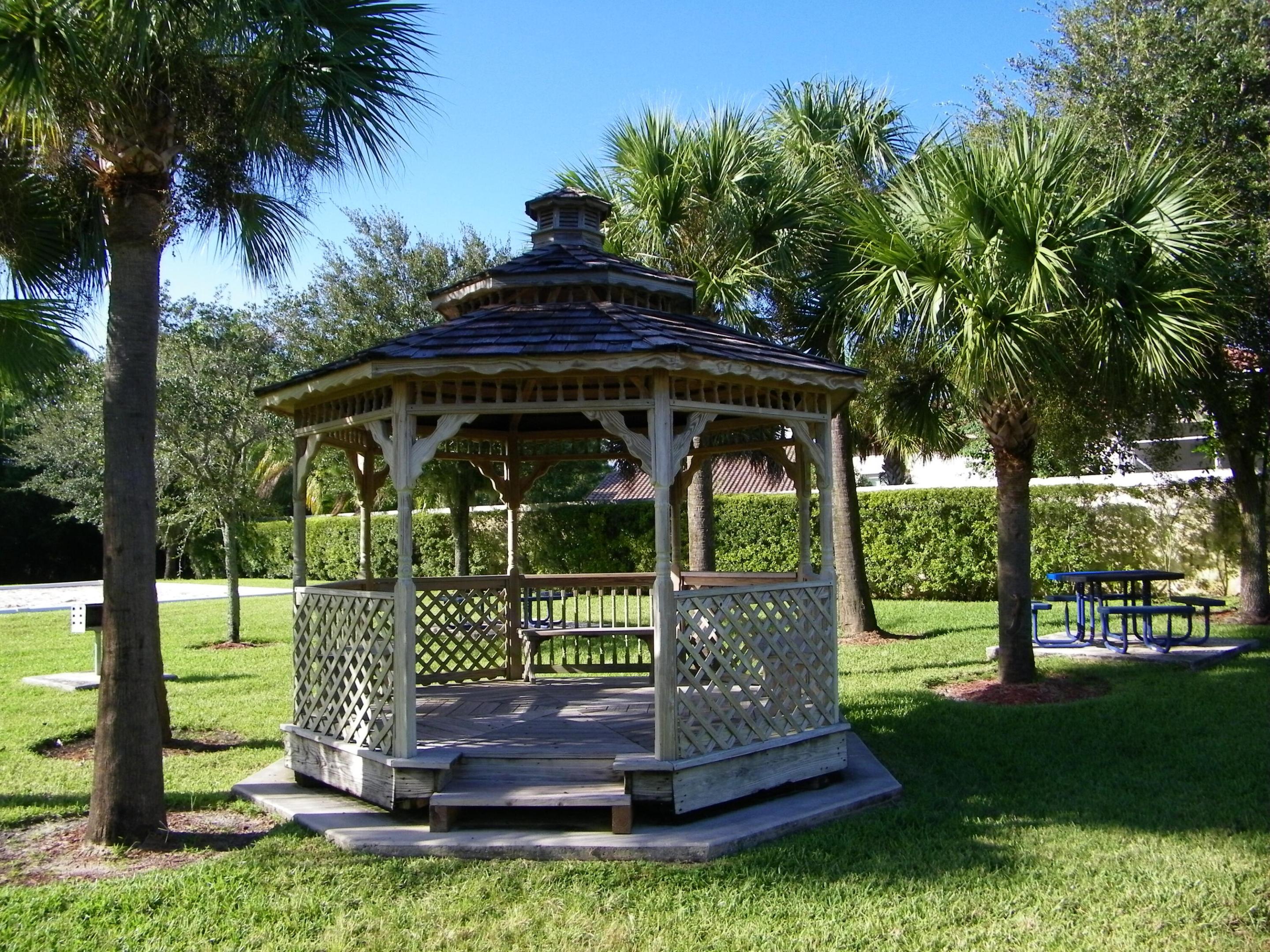 MAGNOLIA LAKES - Residential
