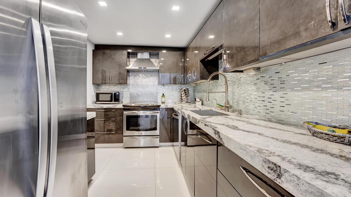 BARCLAY CONDO - Residential