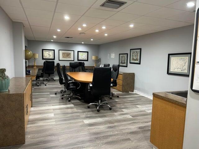 BARCLAY CONDO - Residential
