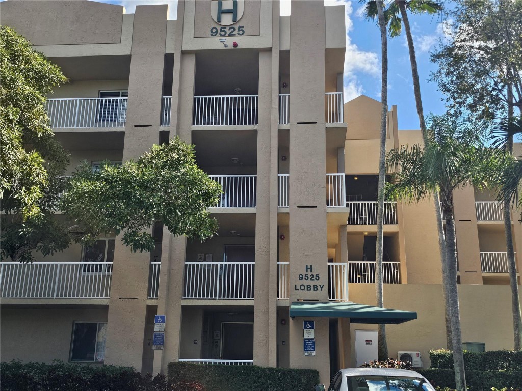 HUGE PRICE REDUCTION!  Well-maintained 2BR/1.5BA with water views in Weldon section of Kings Point, a 55+ gated community. Open kitchen overlooks the living & dining areas, with wide sliding doors leading to a screened balcony. Tile & hardwood flooring throughout, with newer carpet in the primary bedroom. Spacious primary suite features a walk-in closet. Washer & Dryer in the unit. Conveniently located near the elevator.  Enjoy resort-style amenities including the state-of-the-art 1007-seat Palace Theatre presenting a variety entertainment, drama, music, comedy, dance, film, clubhouse, ball rooms, card rooms, fitness center, billiards, indoor & outdoor pools, spa/hot tub, pickleball, tennis, courtesy bus, internet, numerous clubs.  Close to shopping, dining, hospitals, and major highways.