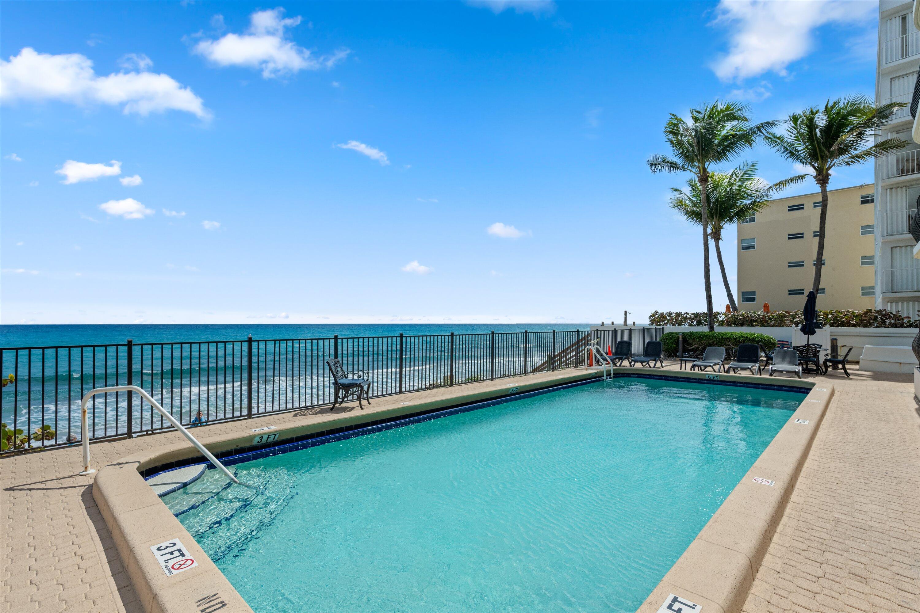 LA PENSEE COND DECL FILED 4-25-85 IN - Residential