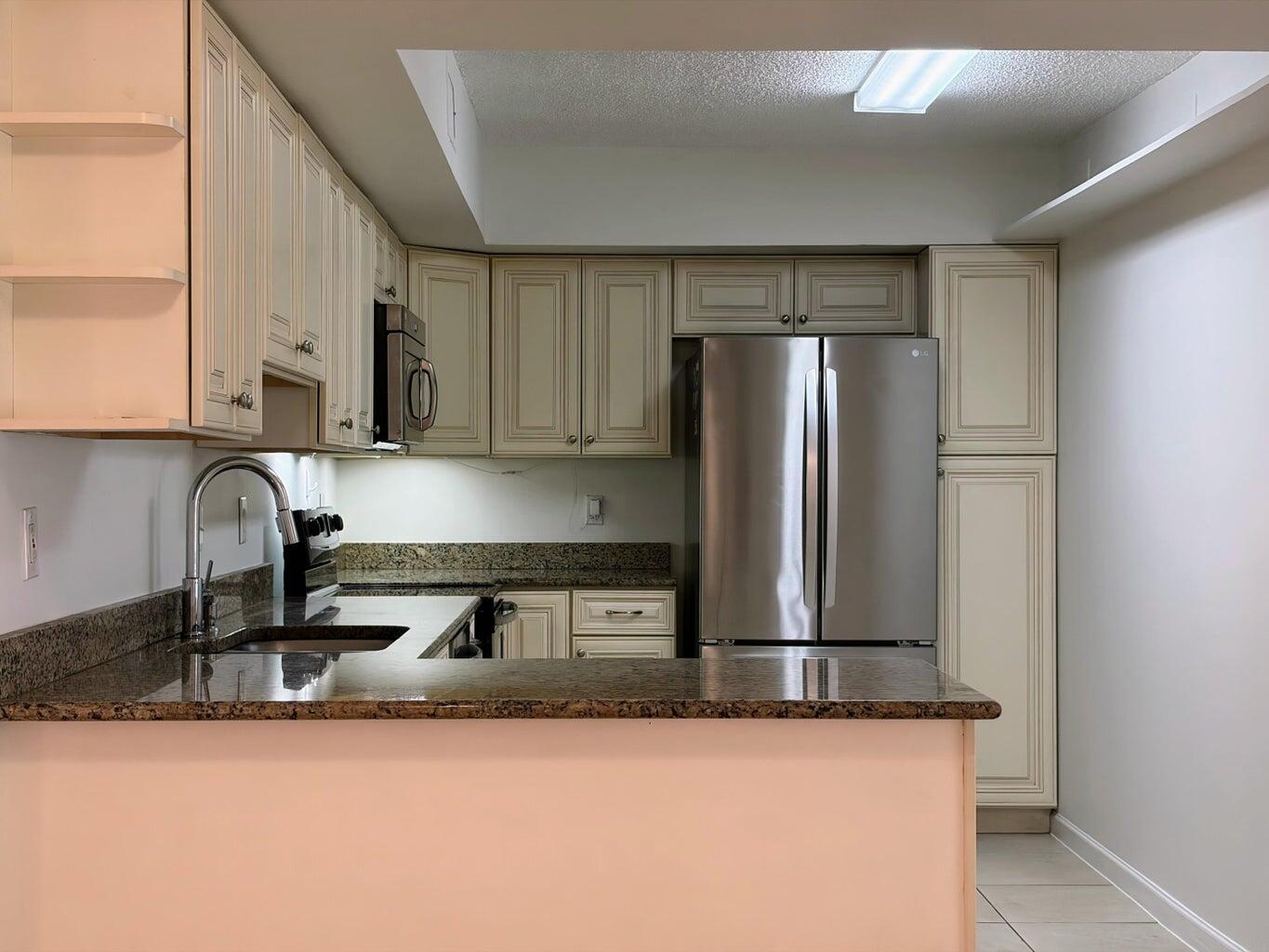LAKE WINDWOOD CONDO / WINDWOOD - Residential Lease