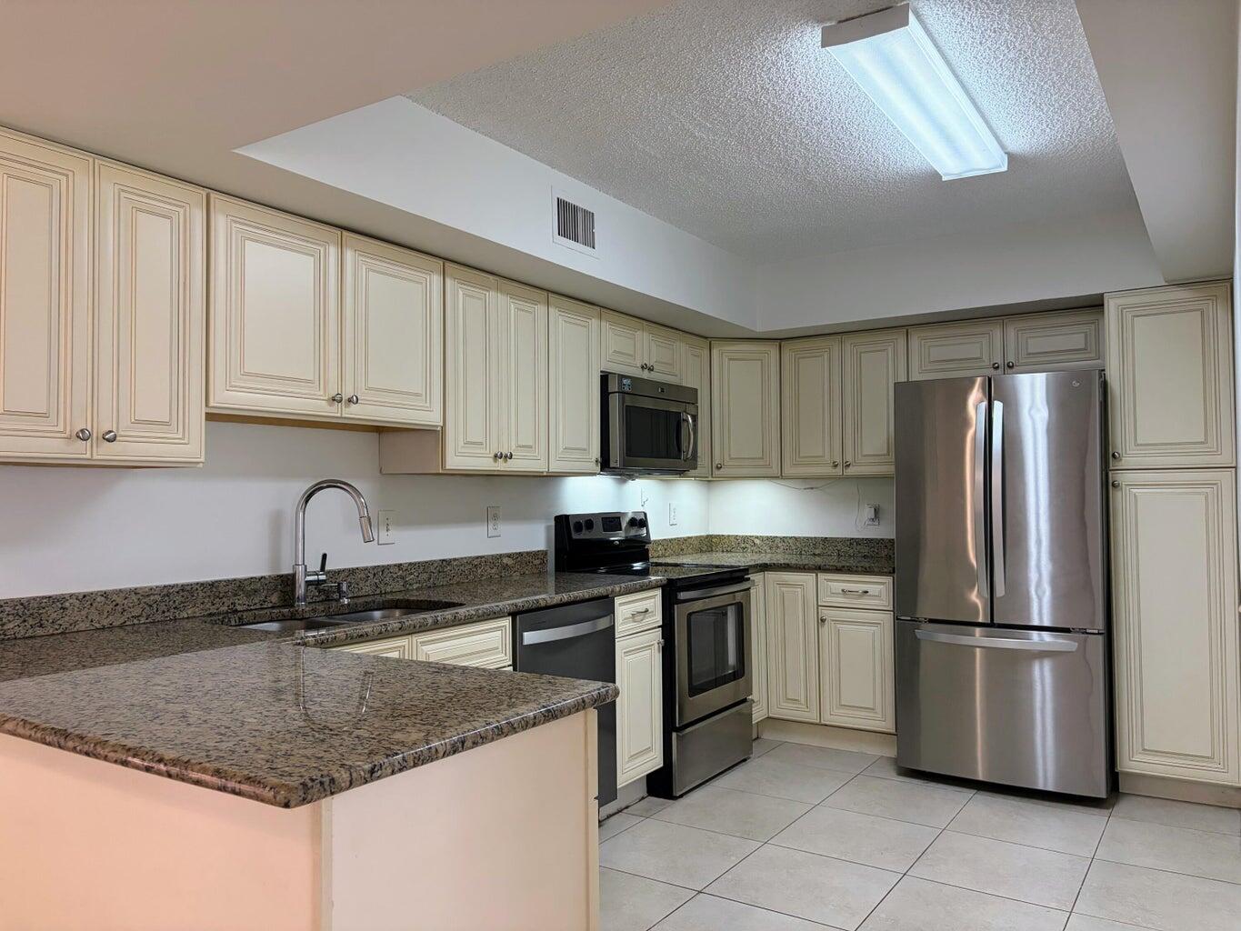 LAKE WINDWOOD CONDO / WINDWOOD - Residential Lease