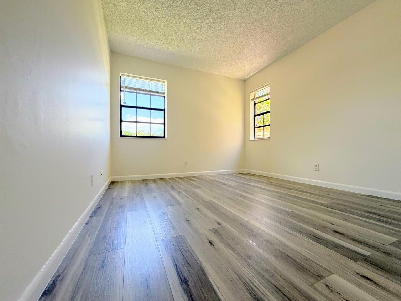 LAKE WINDWOOD CONDO / WINDWOOD - Residential Lease
