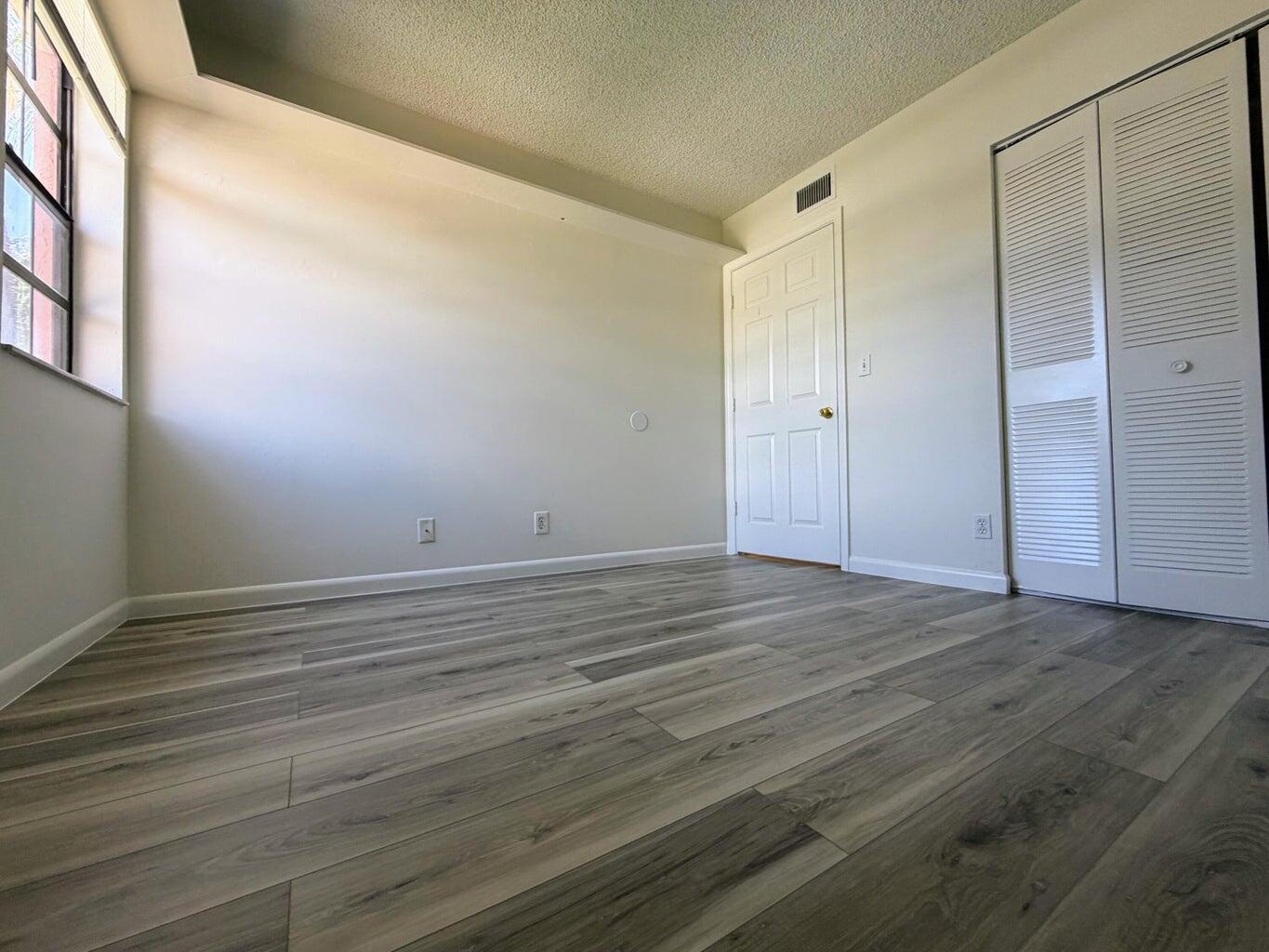 LAKE WINDWOOD CONDO / WINDWOOD - Residential Lease