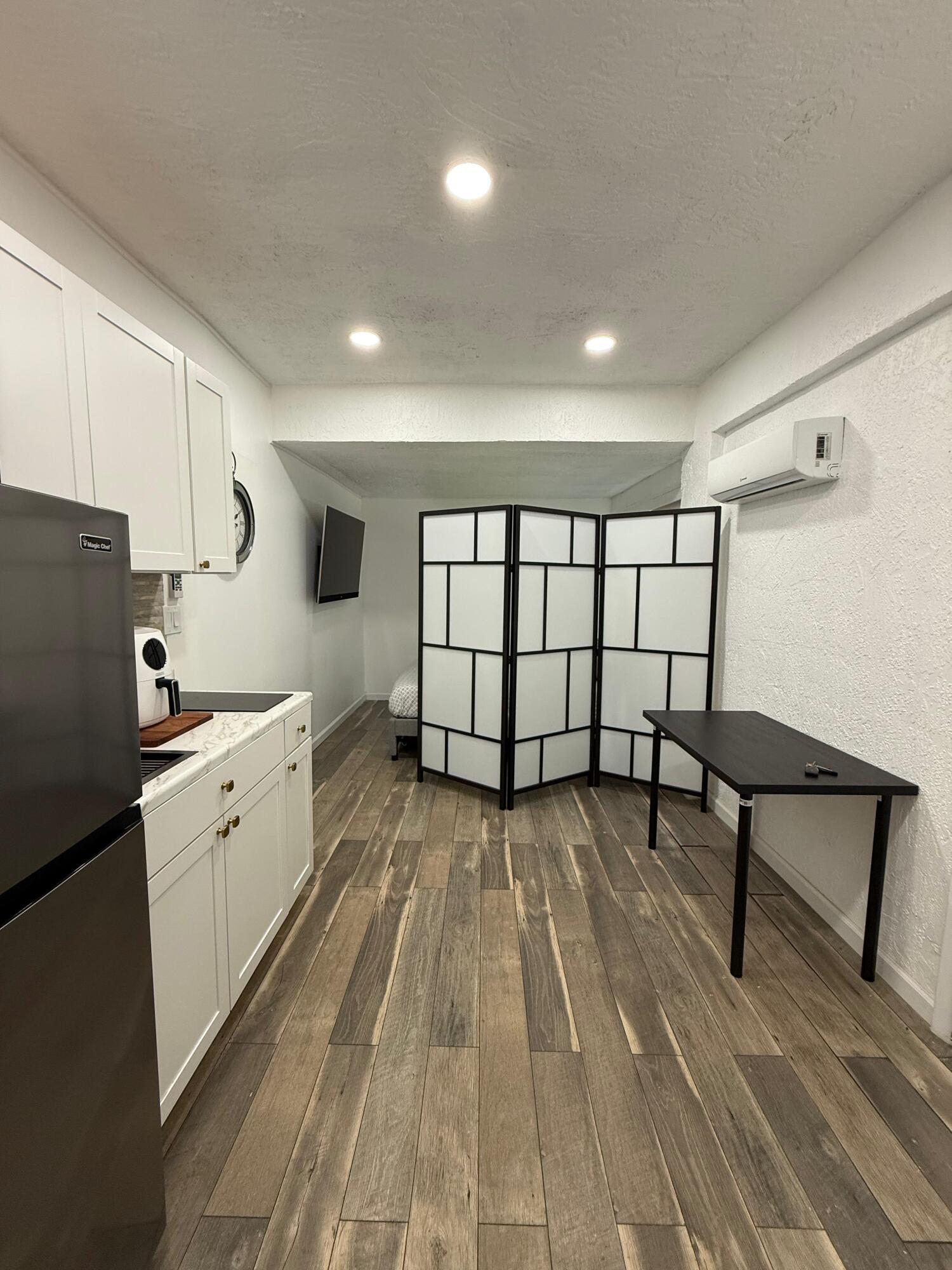 Nice & comfortable studio in great condition, conveniently located close to Seminole Hard Rock Hotel & Casino Hollywood. Functional layout. Conveniently located near shopping, dining, entertainment, and major highways. Side efficiency is currently on the market for rent.