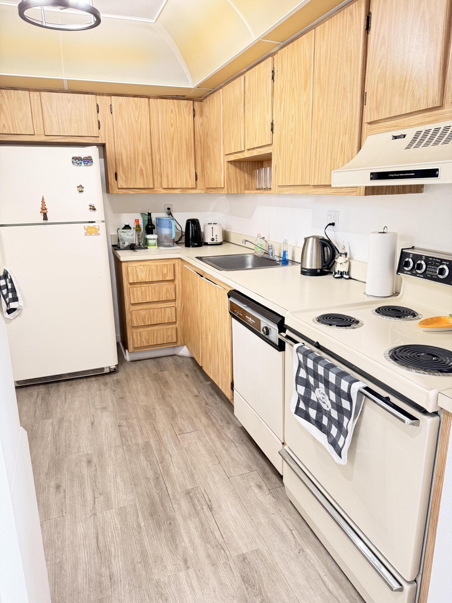 CONCORD VILLAGE CONDOMINIUM V - Residential Lease