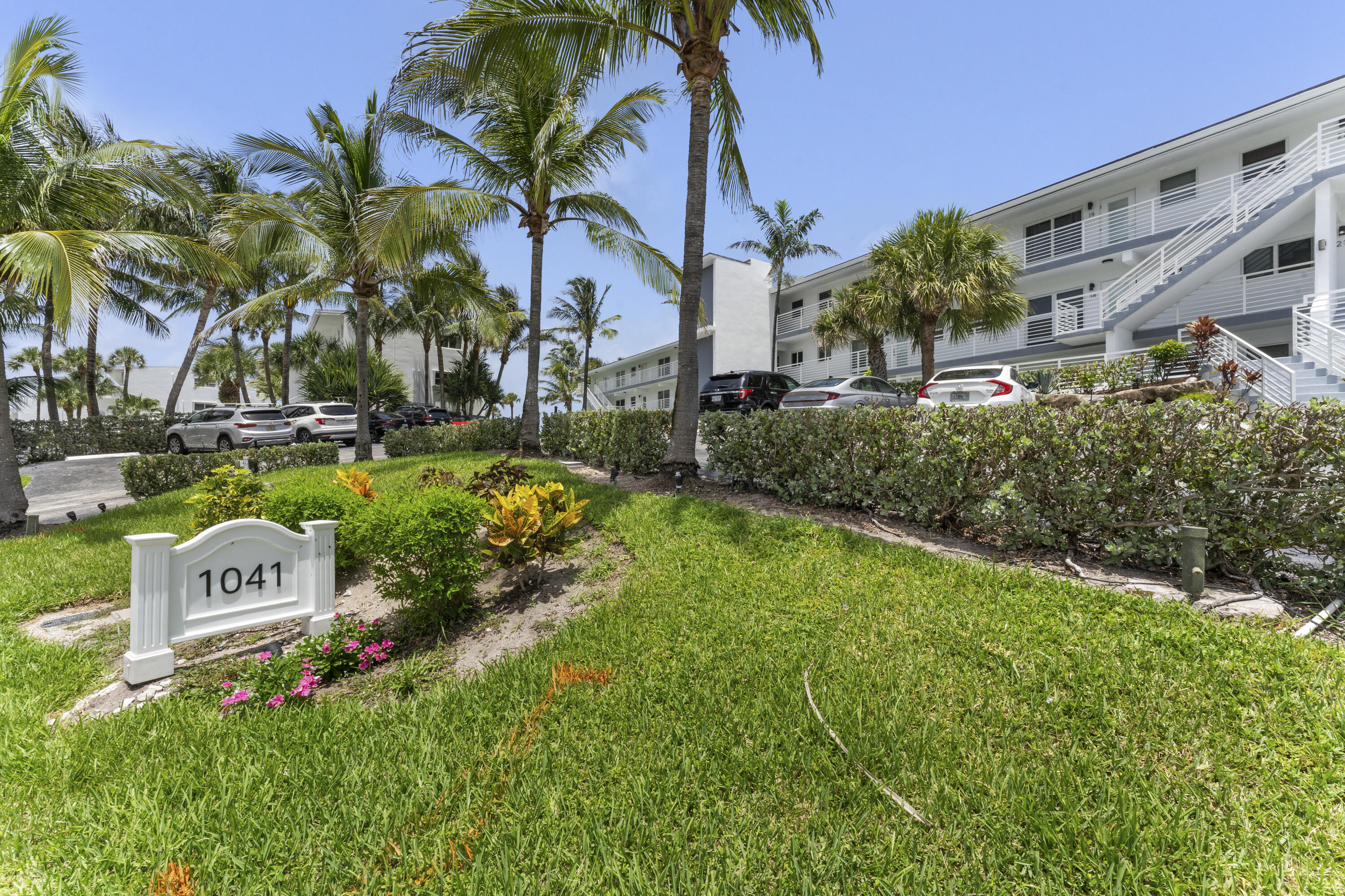 HILLSBORO MILE OCEAN APTS SEC 3 - Residential