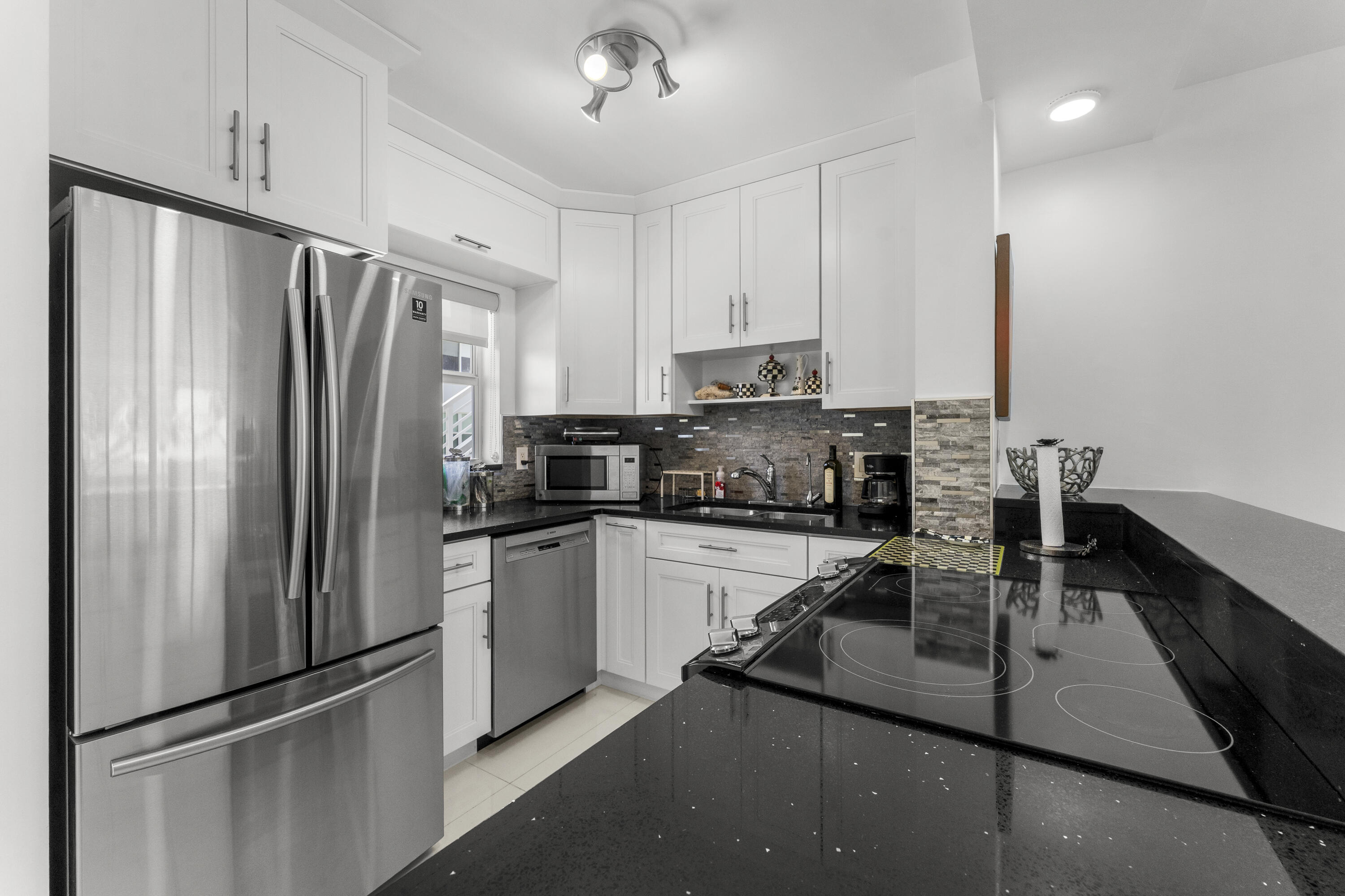 HILLSBORO MILE OCEAN APTS SEC 3 - Residential