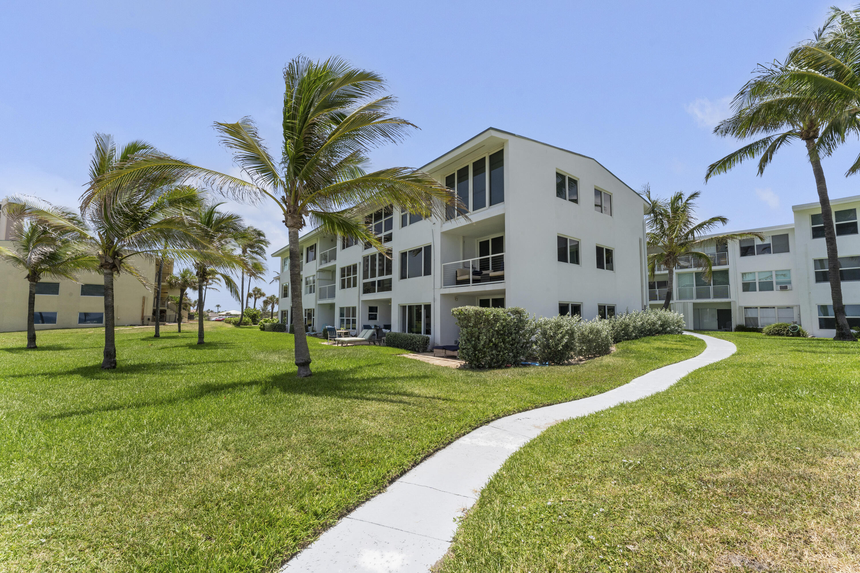 HILLSBORO MILE OCEAN APTS SEC 3 - Residential