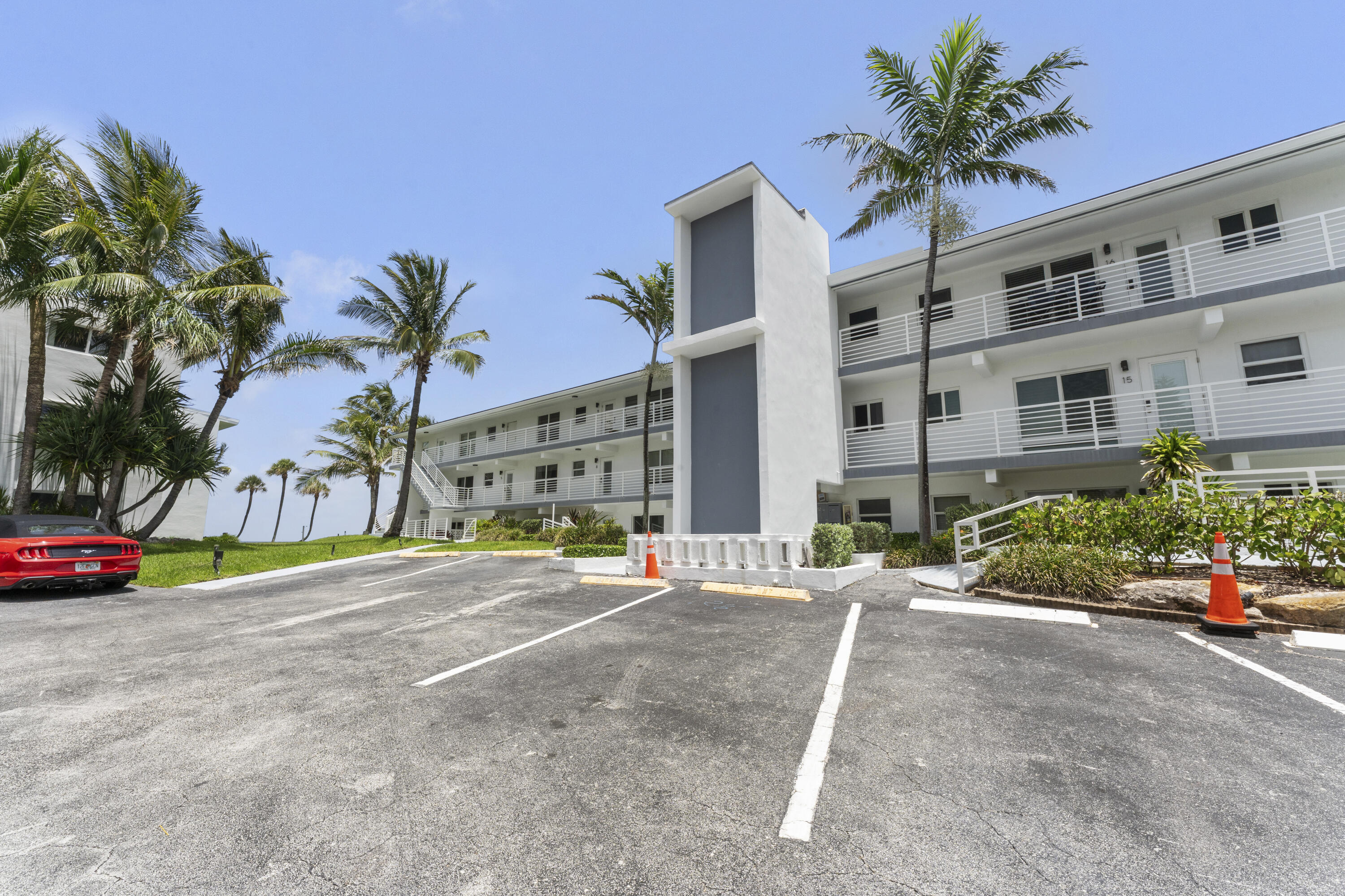 HILLSBORO MILE OCEAN APTS SEC 3 - Residential