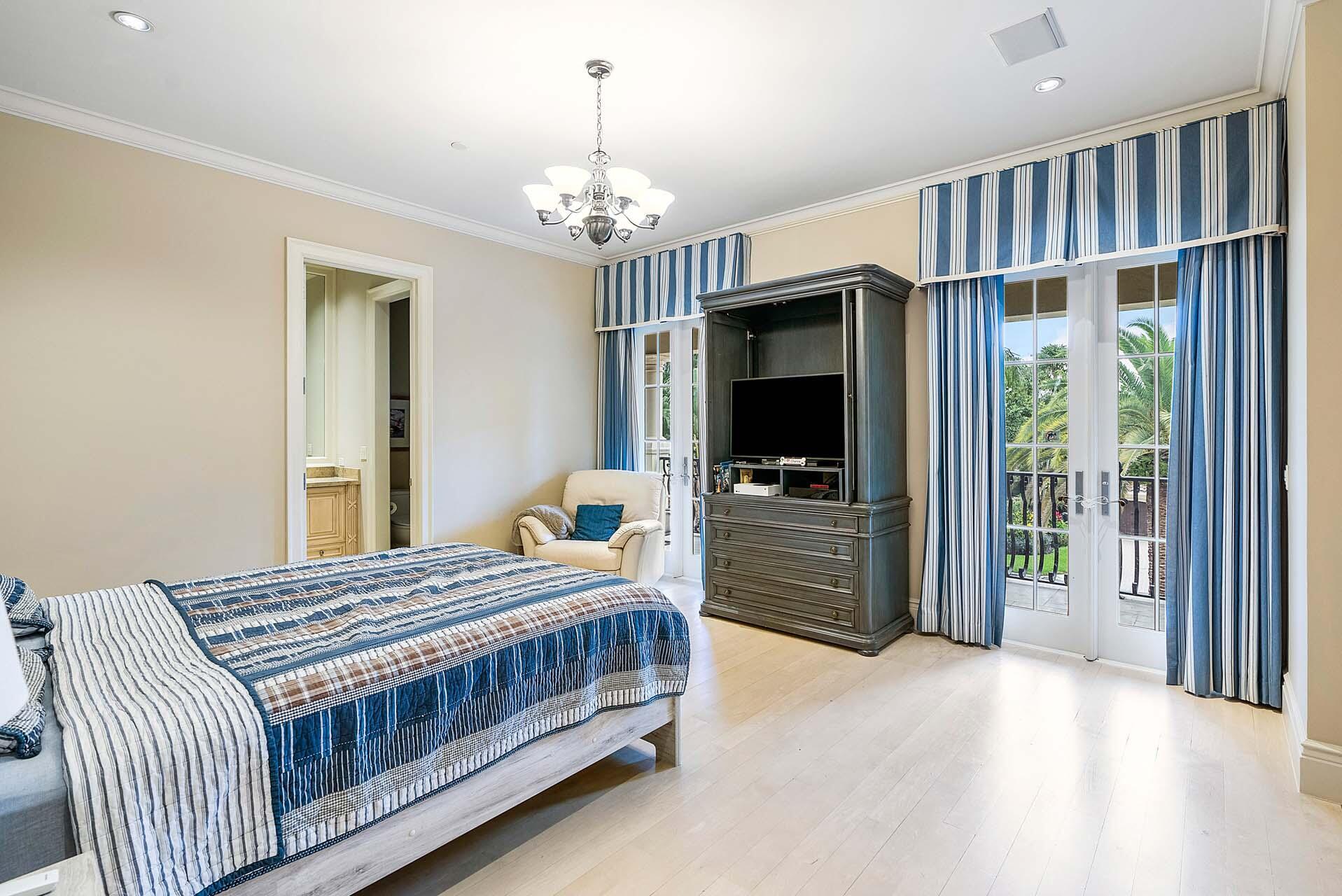 ROYAL PALM YACHT & COUNTRY CLUB - Residential
