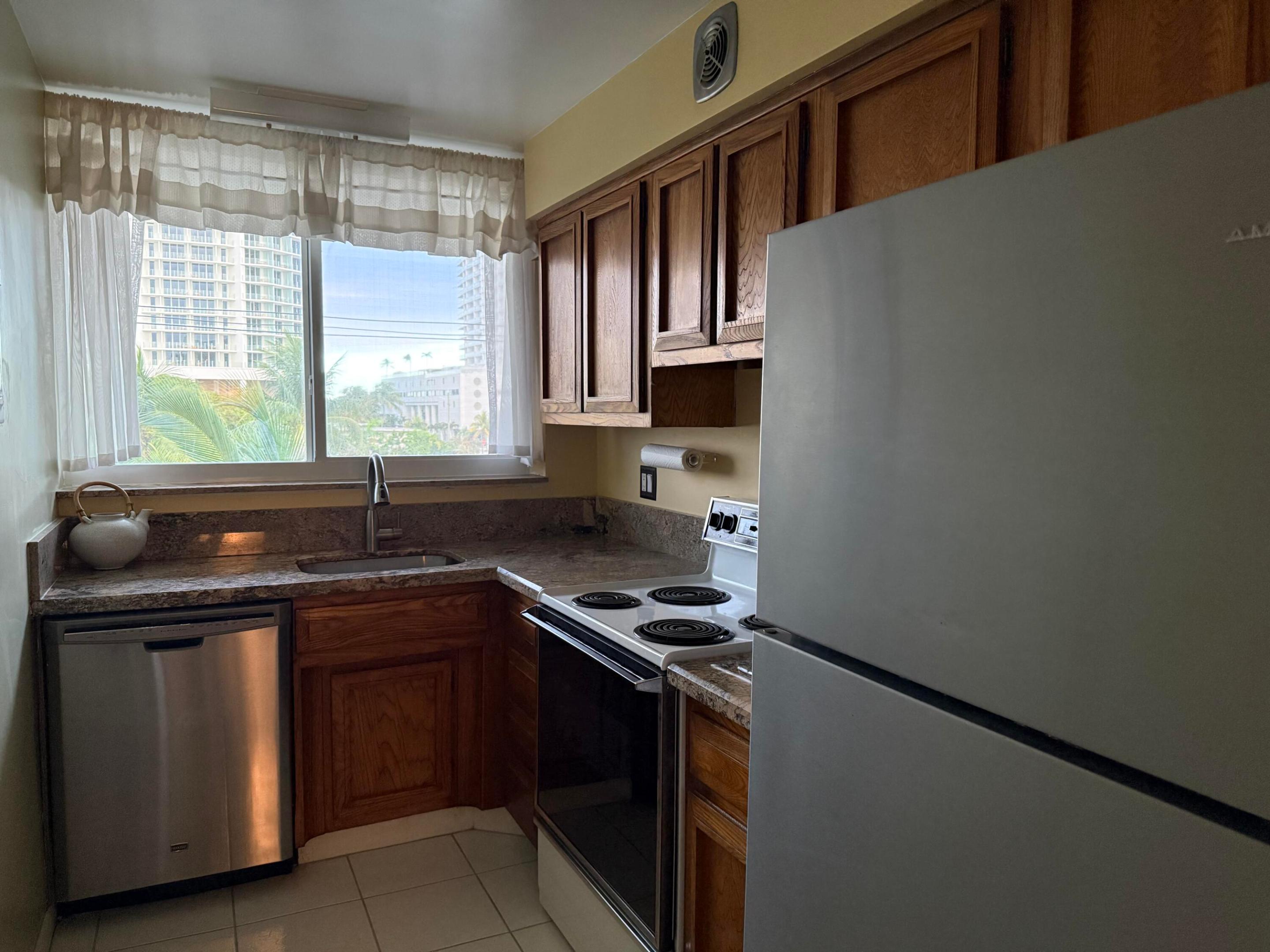 BRITANNIA CONDO - Residential Lease