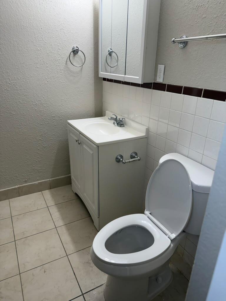 IMMACULATE PROPERTY, JUST REMODELED COMPLETELY, FRESCH PAINT, BRING YOUR CLOTHES AND RELAX, HIGH CLASS NEIGHBORWOOD, PLEASE COME , IT WILL NOT LAST