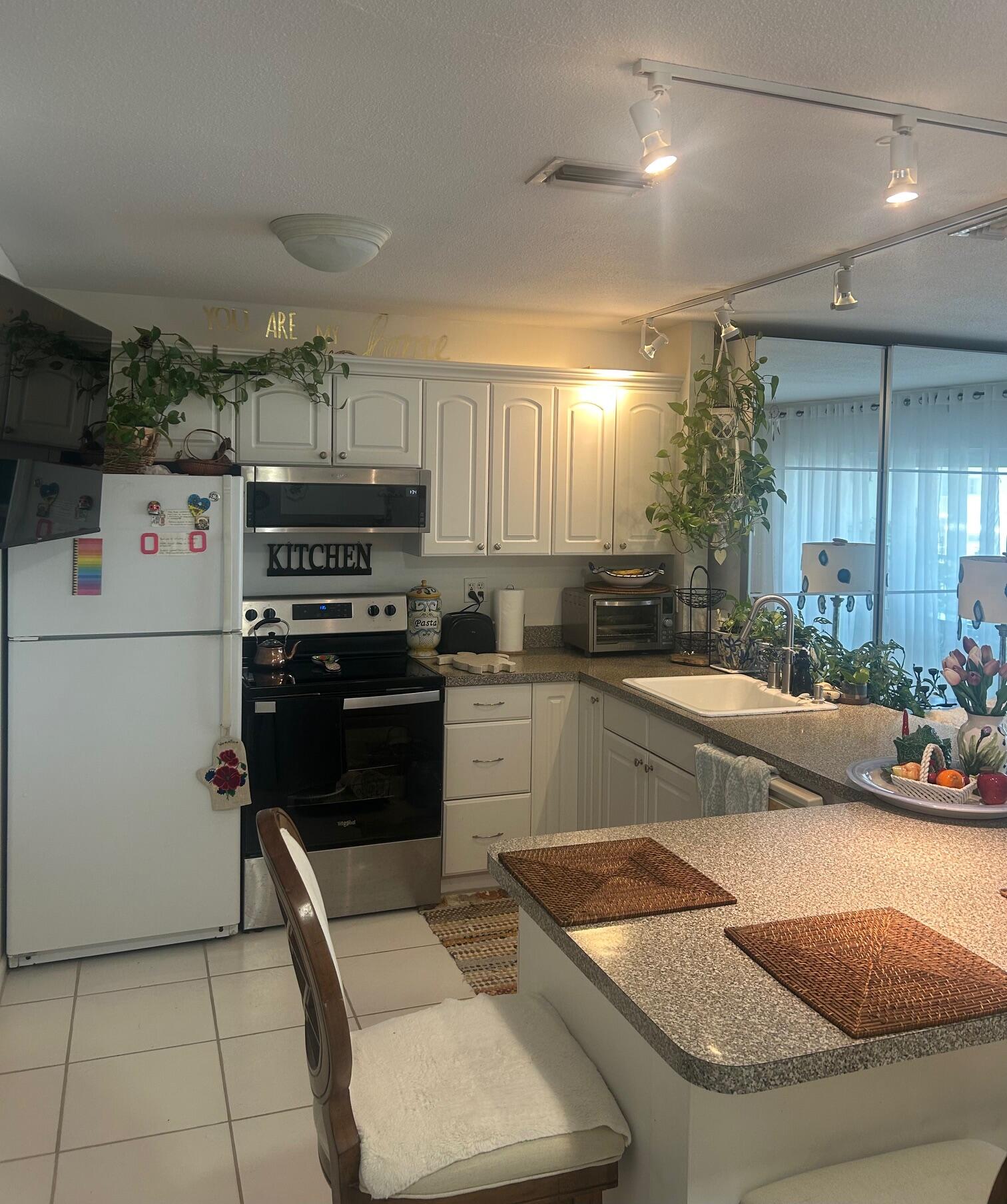 WINDSOR PARK NORTH CONDOMINIUMS - Residential