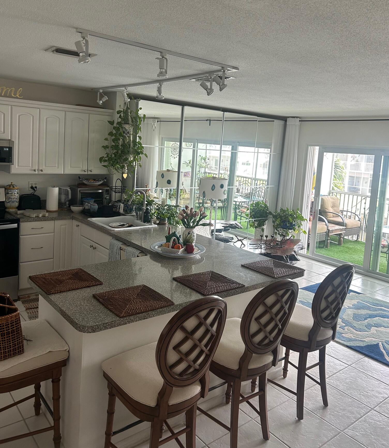WINDSOR PARK NORTH CONDOMINIUMS - Residential