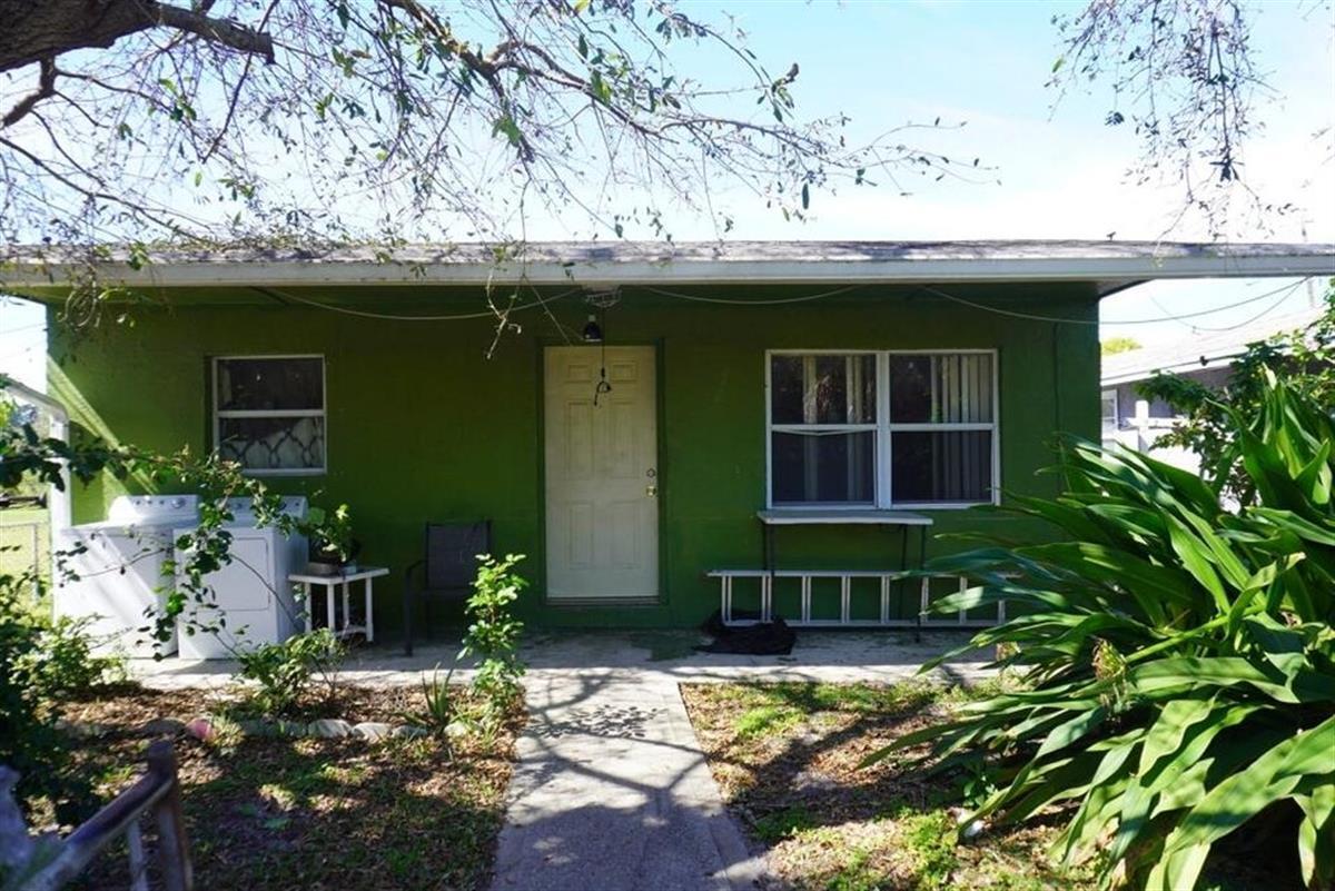 Live Real Estate Auction! Sat June 27 at 10am. Preview 30 minutes prior to sale. 10% due at time of sale. Must have a 5,000 cashier's check and a blank personal check in order to bid. 30 days to close. Seller guarantees a clear title. Suggested opening bid 49,000.