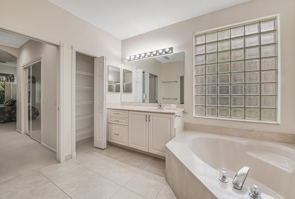 VALENCIA SHORES - Residential