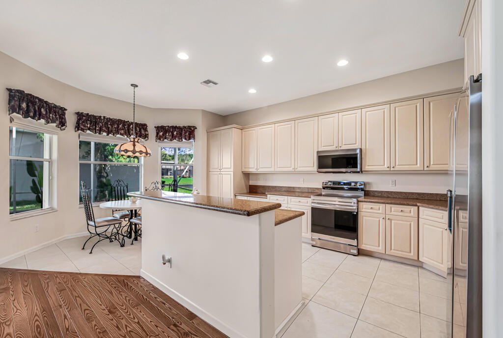 VALENCIA SHORES - Residential