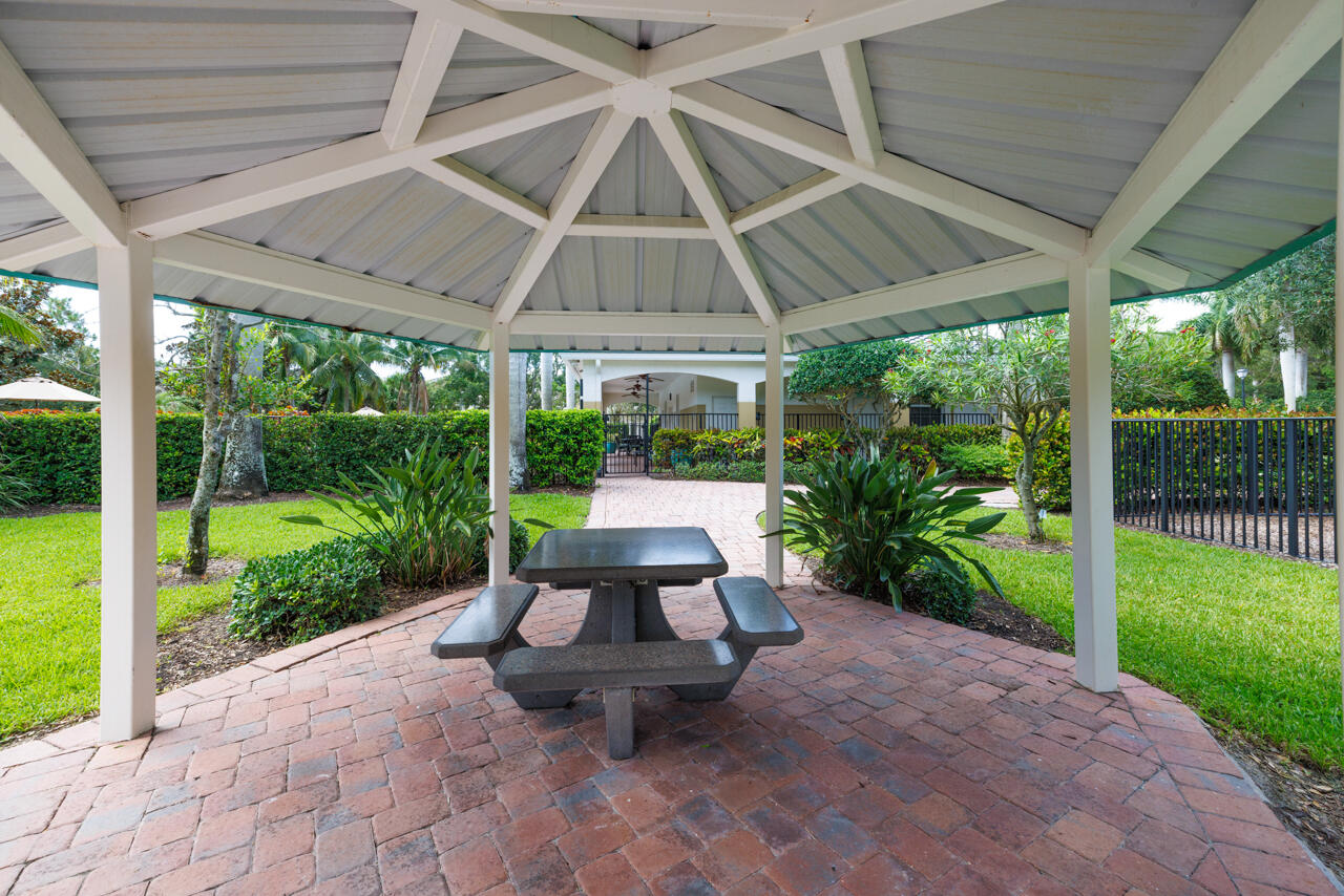 LEXINGTON LAKES - Residential