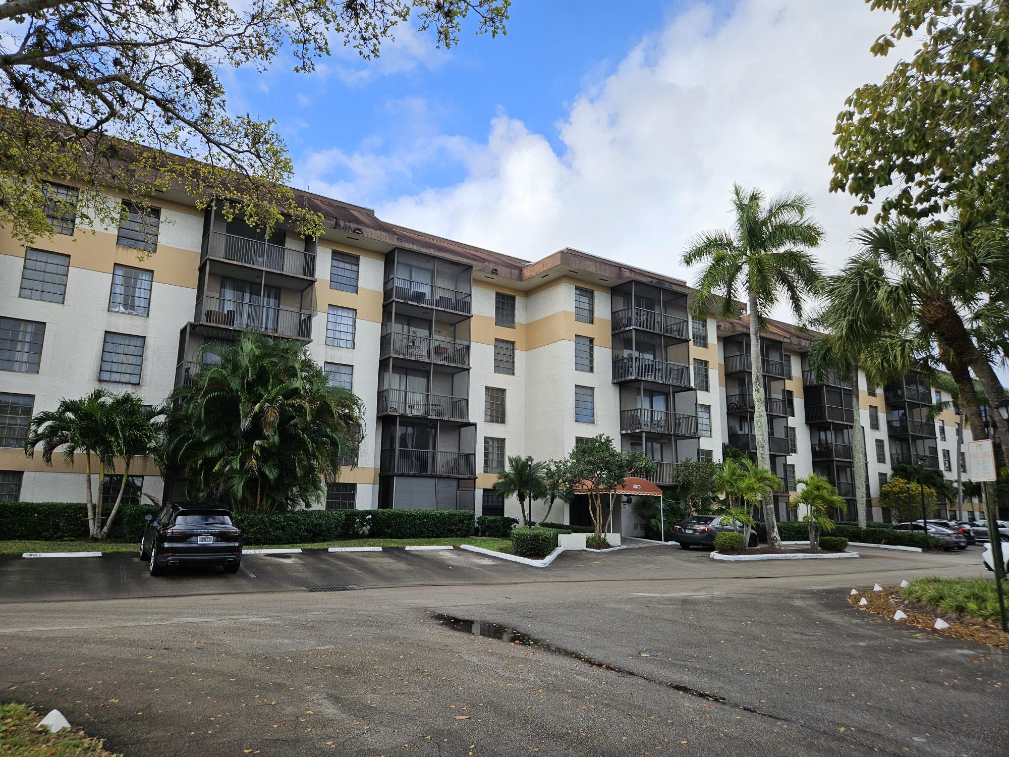 Spacious 1-bedroom, 1.5 baths condo with a garden view. Unit has a large living/dining area, large bedroom, 1 1/2 baths and a screen balcony. Property has lots of potential and is overall fair condition. Complex has lots of amenities to keep your potential buyer busy. Sold AS IS. BUYER SOLELY RESPONSIBLE TO VERIFY OF ANY ASSESSMENT, HOA FEES, VIOLATIONS ETC.