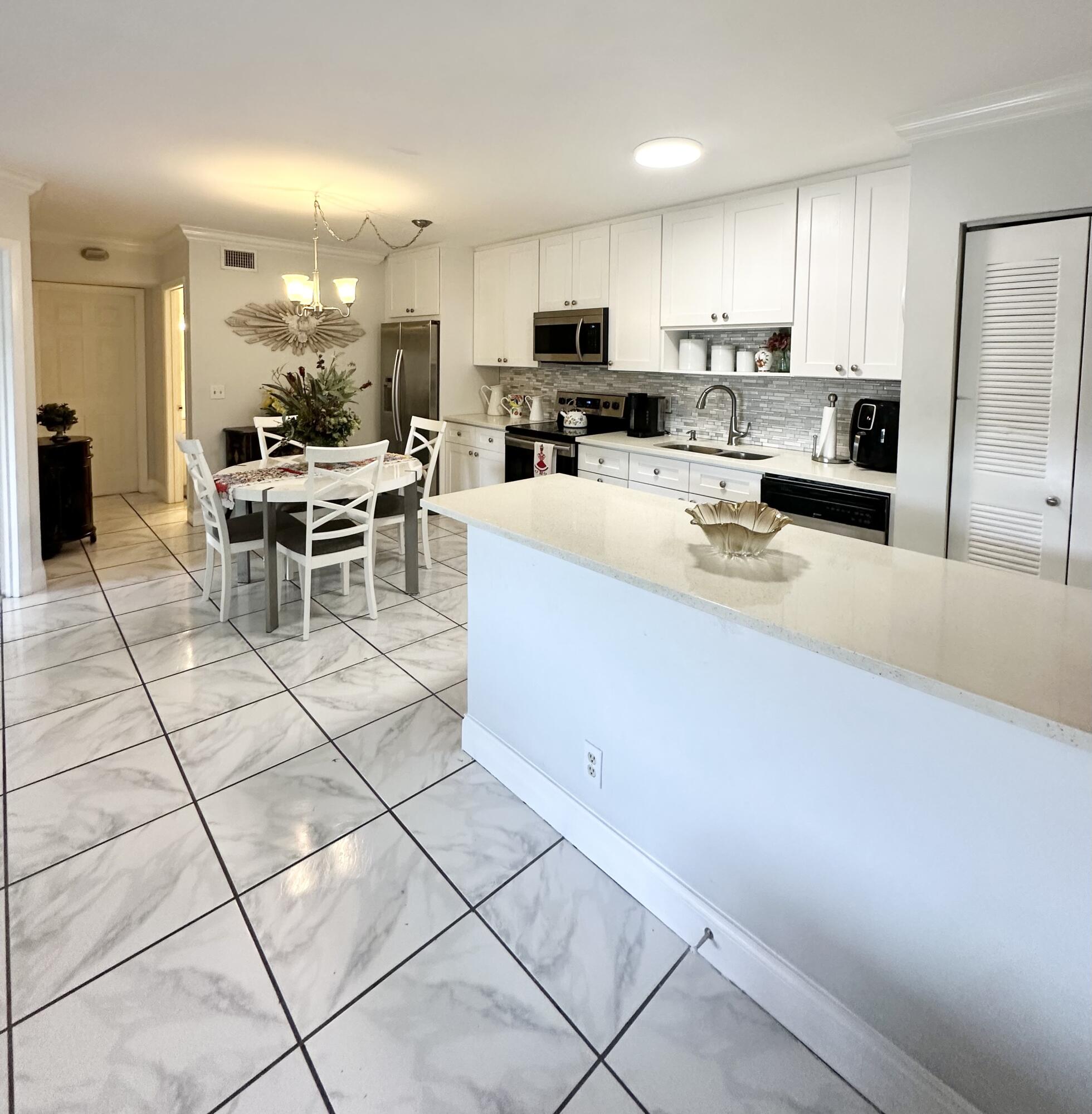 TIVOLI TRACE CONDO NO 5 - Residential